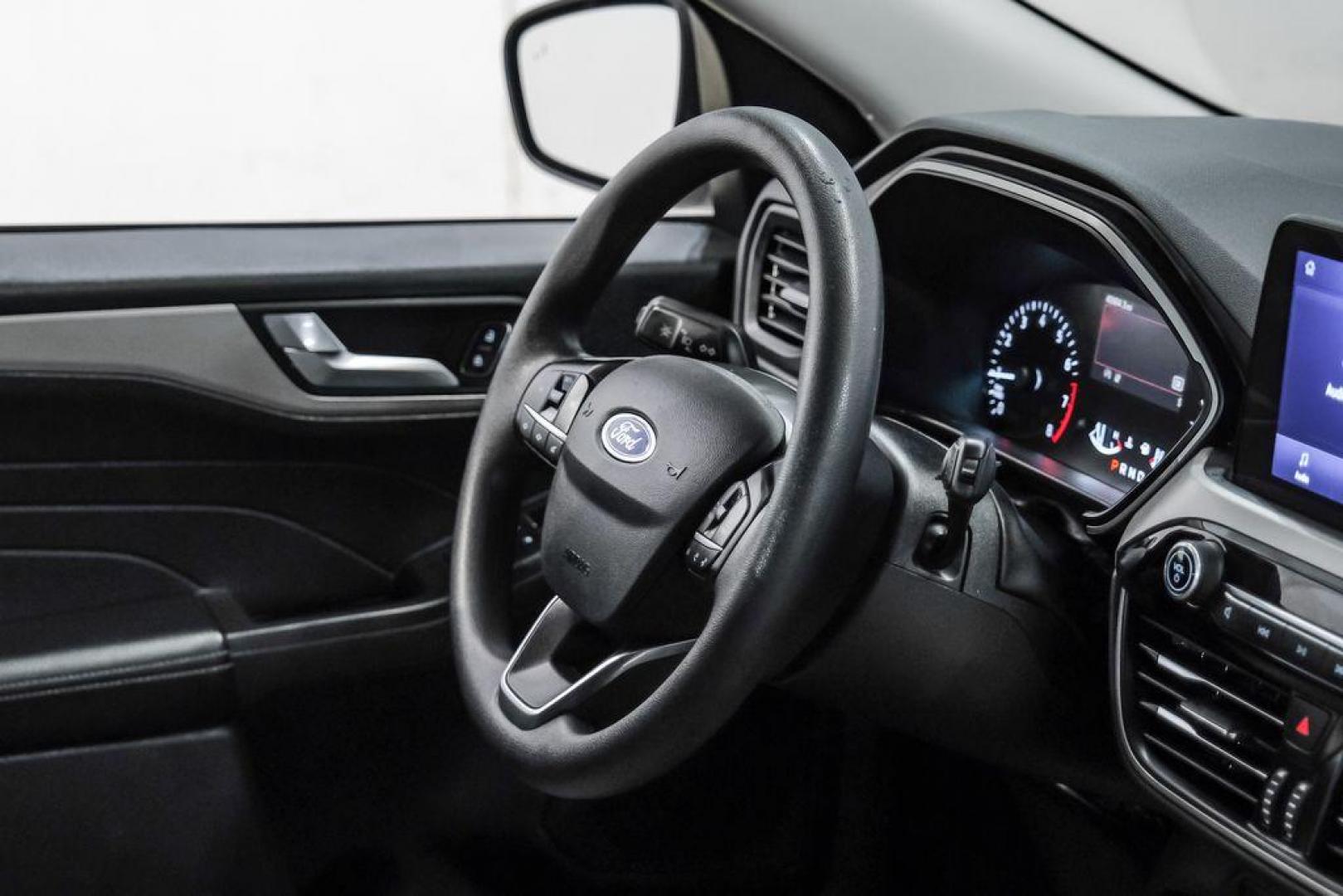 2021 Oxford White /Gray Ford Escape SE (1FMCU0G68MU) with an 1.5L EcoBoost engine, Automatic transmission, located at 15300 Midway Rd., Addison, TX, 75001, (972) 702-0011, 32.958321, -96.838074 - Photo#18