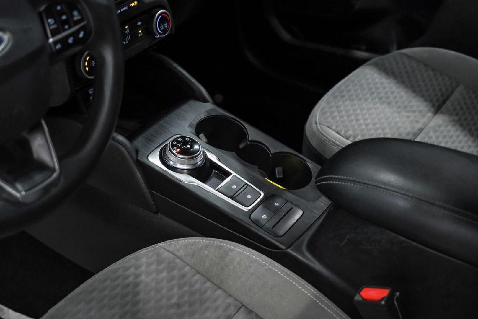 2021 Oxford White /Gray Ford Escape SE (1FMCU0G68MU) with an 1.5L EcoBoost engine, Automatic transmission, located at 15300 Midway Rd., Addison, TX, 75001, (972) 702-0011, 32.958321, -96.838074 - Photo#26