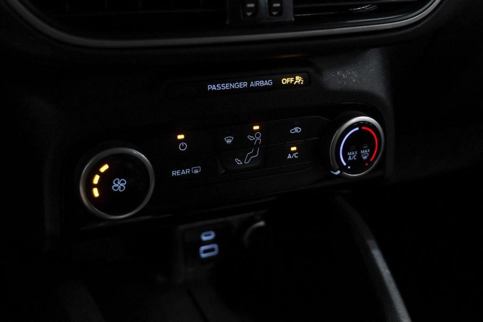 2021 Oxford White /Gray Ford Escape SE (1FMCU0G68MU) with an 1.5L EcoBoost engine, Automatic transmission, located at 15300 Midway Rd., Addison, TX, 75001, (972) 702-0011, 32.958321, -96.838074 - Photo#27