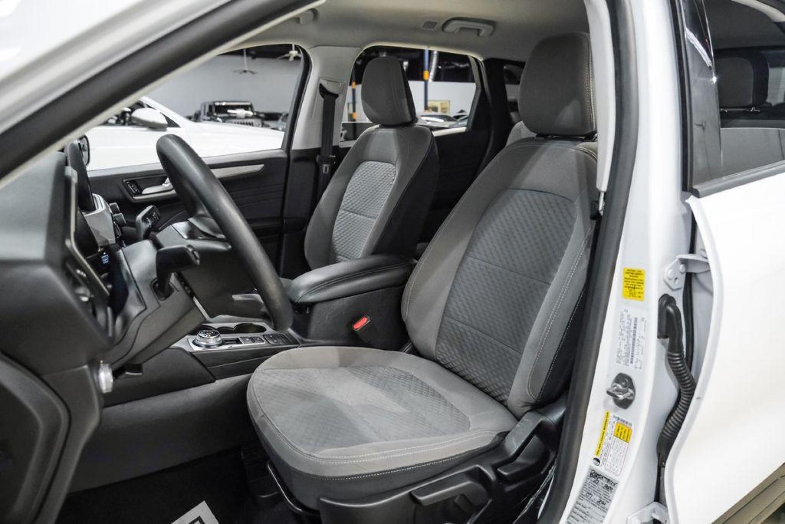 2021 Oxford White /Gray Ford Escape SE (1FMCU0G68MU) with an 1.5L EcoBoost engine, Automatic transmission, located at 15300 Midway Rd., Addison, TX, 75001, (972) 702-0011, 32.958321, -96.838074 - Photo#32