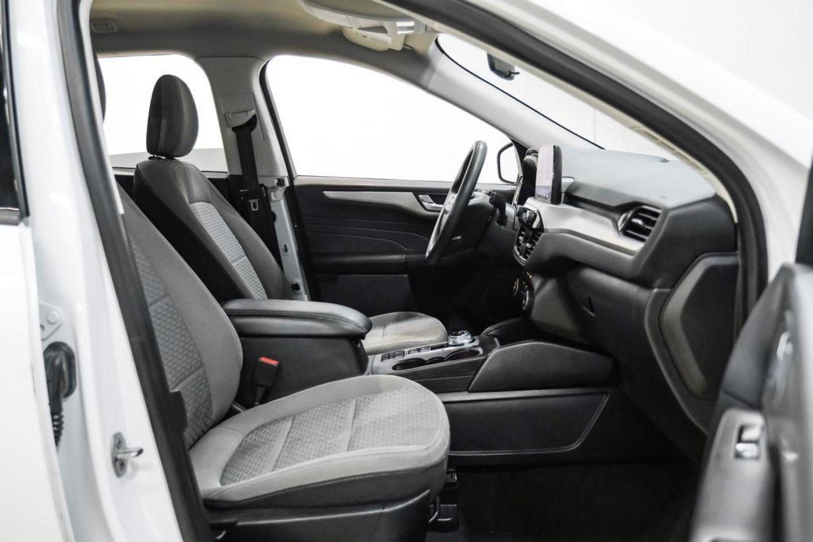 2021 Oxford White /Gray Ford Escape SE (1FMCU0G68MU) with an 1.5L EcoBoost engine, Automatic transmission, located at 15300 Midway Rd., Addison, TX, 75001, (972) 702-0011, 32.958321, -96.838074 - Photo#35