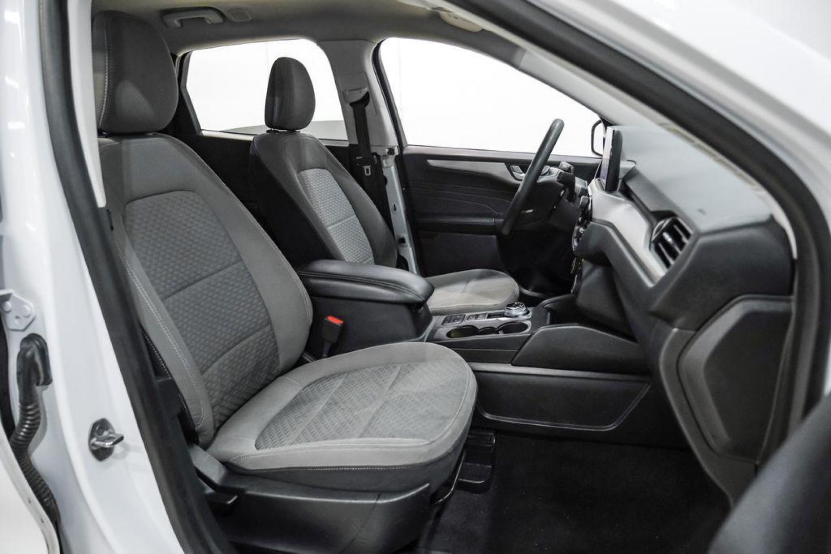 2021 Oxford White /Gray Ford Escape SE (1FMCU0G68MU) with an 1.5L EcoBoost engine, Automatic transmission, located at 15300 Midway Rd., Addison, TX, 75001, (972) 702-0011, 32.958321, -96.838074 - Photo#36