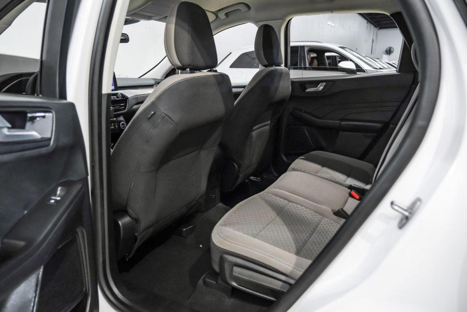 2021 Oxford White /Gray Ford Escape SE (1FMCU0G68MU) with an 1.5L EcoBoost engine, Automatic transmission, located at 15300 Midway Rd., Addison, TX, 75001, (972) 702-0011, 32.958321, -96.838074 - Photo#39