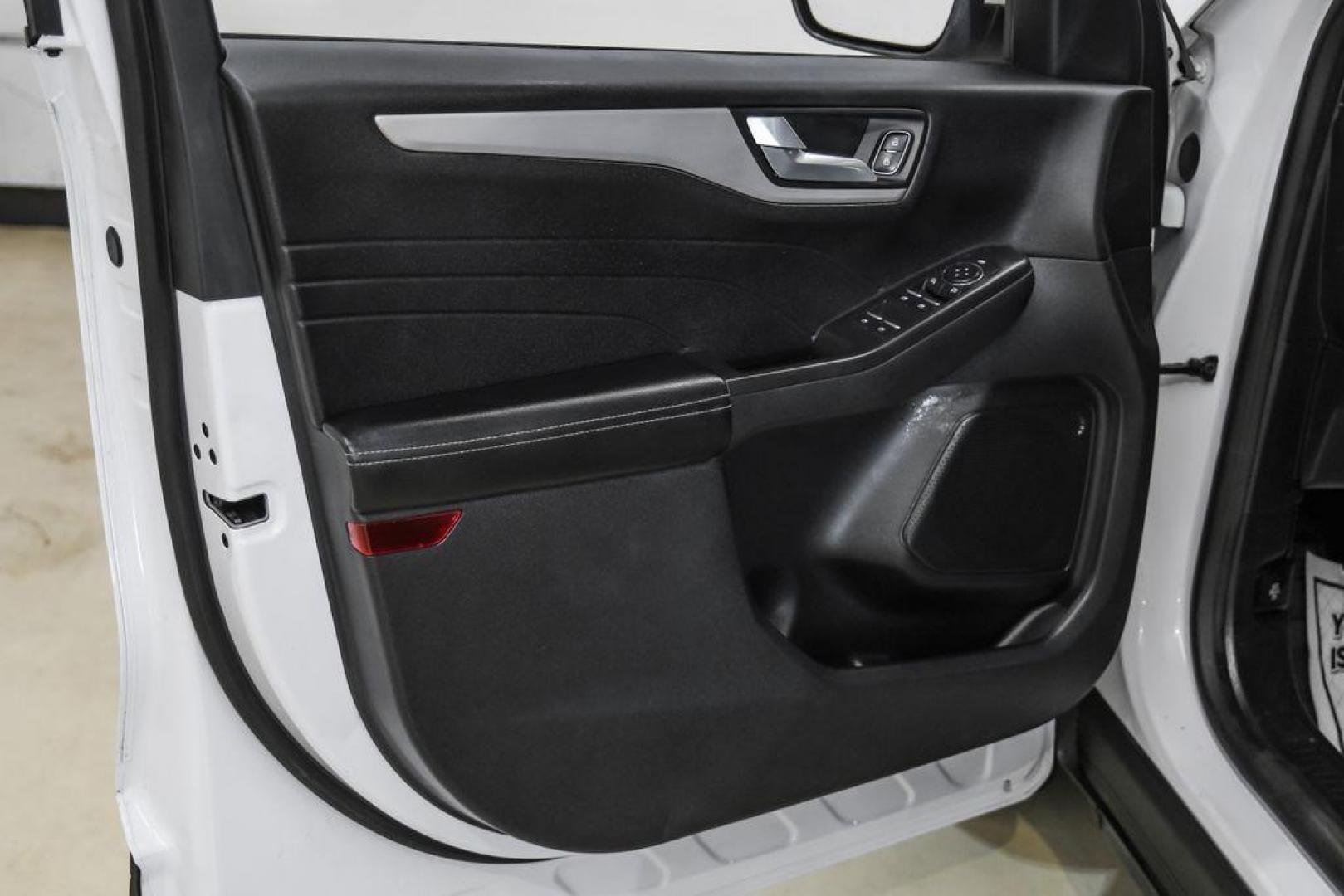 2021 Oxford White /Gray Ford Escape SE (1FMCU0G68MU) with an 1.5L EcoBoost engine, Automatic transmission, located at 15300 Midway Rd., Addison, TX, 75001, (972) 702-0011, 32.958321, -96.838074 - Photo#44