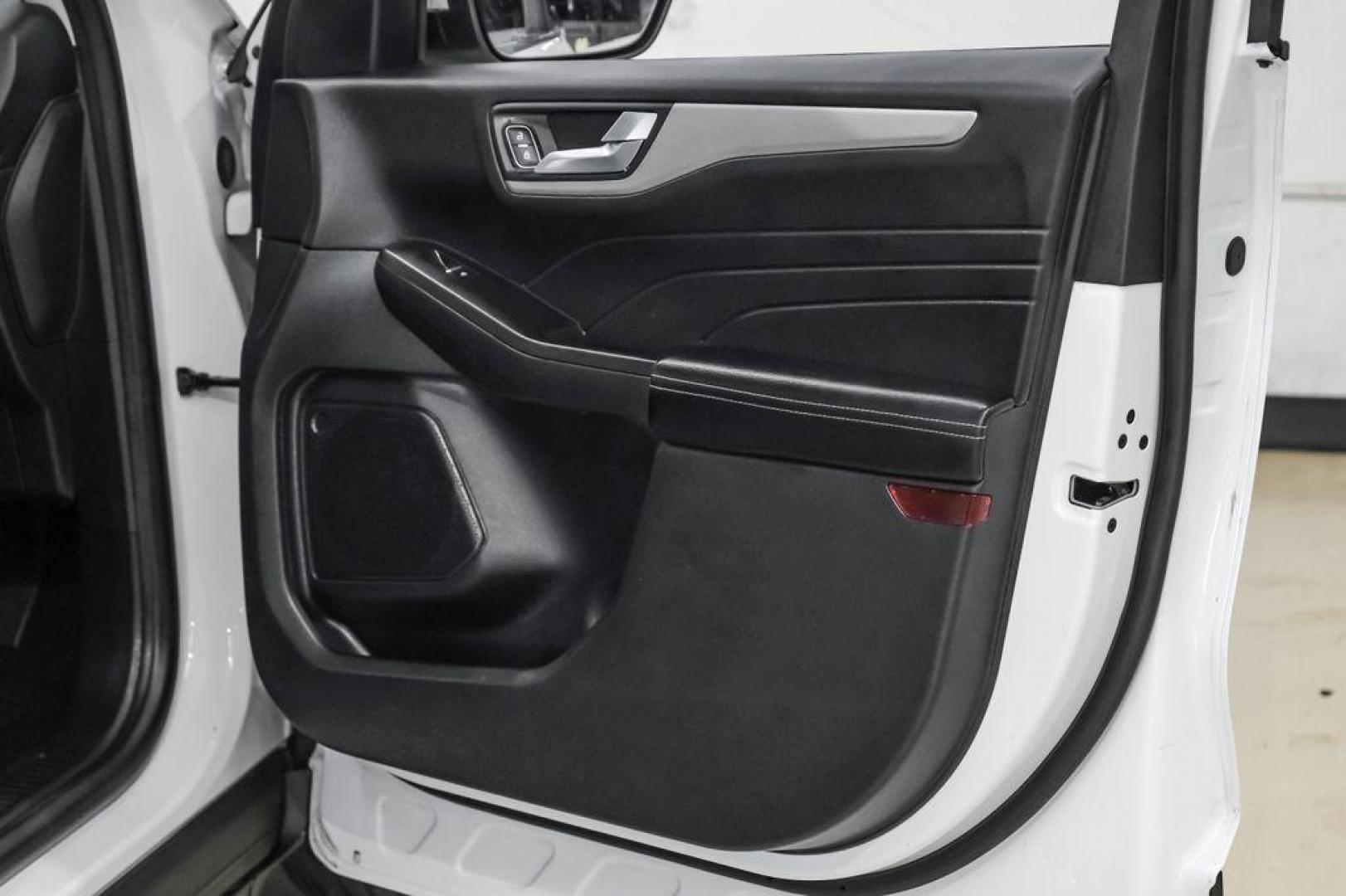 2021 Oxford White /Gray Ford Escape SE (1FMCU0G68MU) with an 1.5L EcoBoost engine, Automatic transmission, located at 15300 Midway Rd., Addison, TX, 75001, (972) 702-0011, 32.958321, -96.838074 - Photo#46