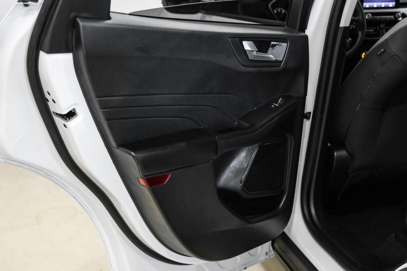 2021 Oxford White /Gray Ford Escape SE (1FMCU0G68MU) with an 1.5L EcoBoost engine, Automatic transmission, located at 15300 Midway Rd., Addison, TX, 75001, (972) 702-0011, 32.958321, -96.838074 - Photo#47