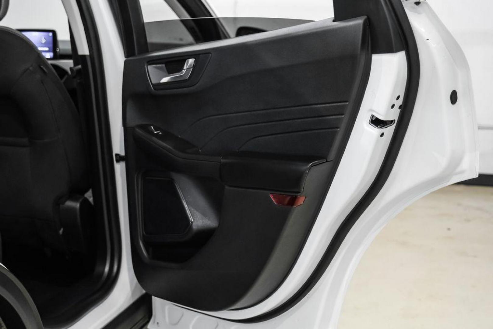 2021 Oxford White /Gray Ford Escape SE (1FMCU0G68MU) with an 1.5L EcoBoost engine, Automatic transmission, located at 15300 Midway Rd., Addison, TX, 75001, (972) 702-0011, 32.958321, -96.838074 - Photo#48