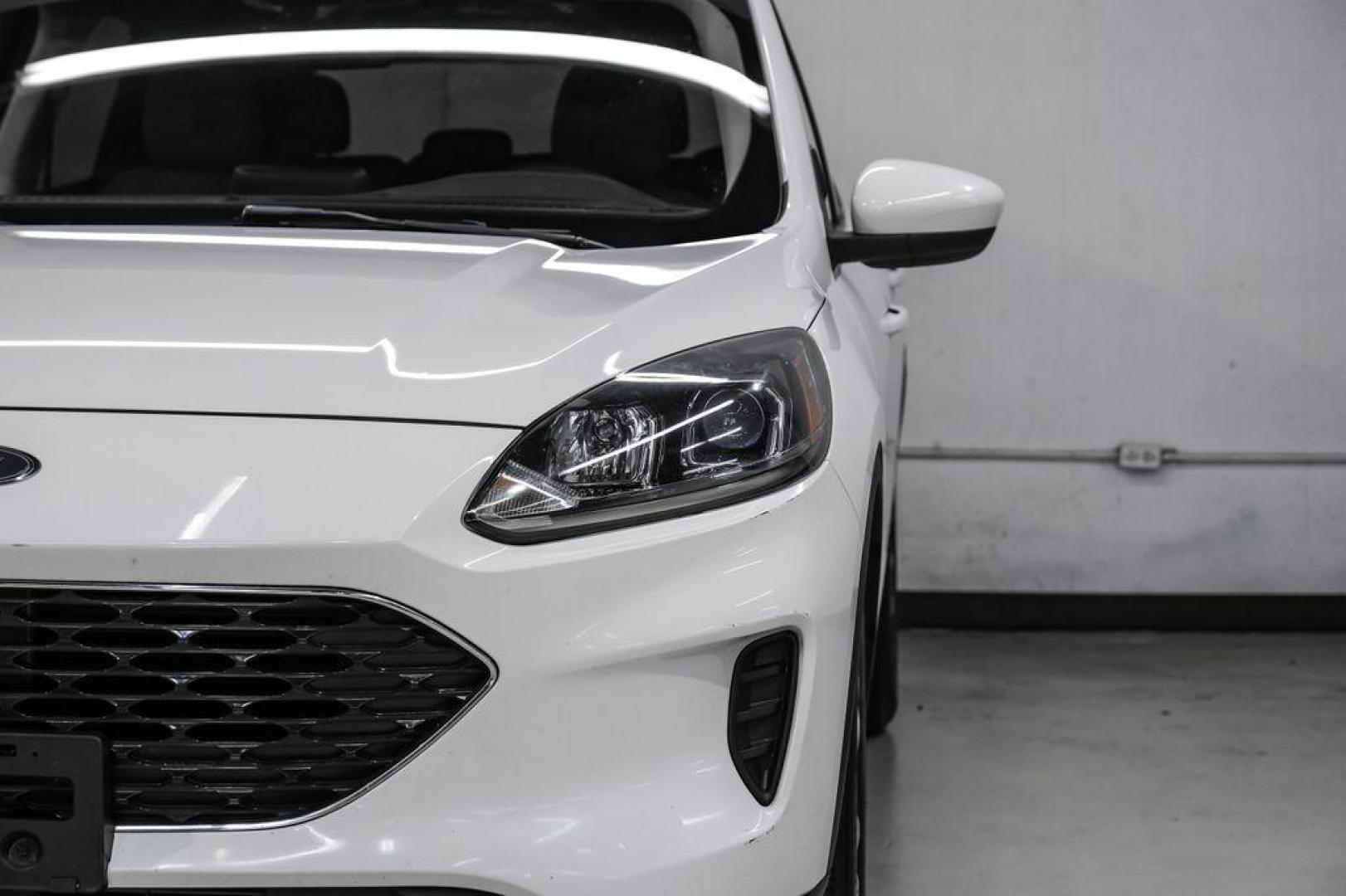 2021 Oxford White /Gray Ford Escape SE (1FMCU0G68MU) with an 1.5L EcoBoost engine, Automatic transmission, located at 15300 Midway Rd., Addison, TX, 75001, (972) 702-0011, 32.958321, -96.838074 - Photo#49