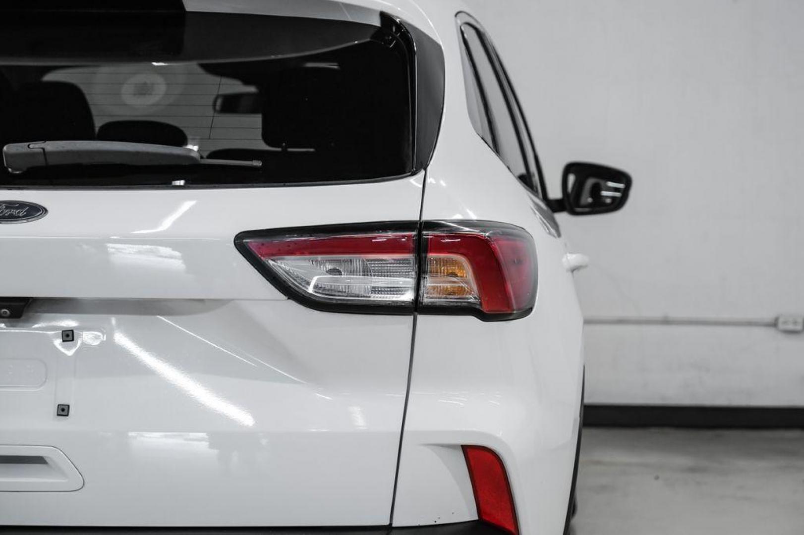 2021 Oxford White /Gray Ford Escape SE (1FMCU0G68MU) with an 1.5L EcoBoost engine, Automatic transmission, located at 15300 Midway Rd., Addison, TX, 75001, (972) 702-0011, 32.958321, -96.838074 - Photo#50