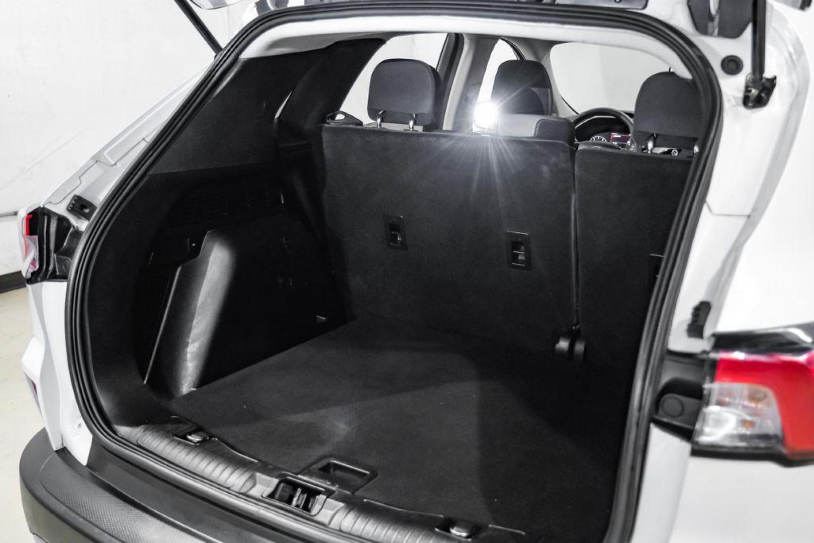 2021 Oxford White /Gray Ford Escape SE (1FMCU0G68MU) with an 1.5L EcoBoost engine, Automatic transmission, located at 15300 Midway Rd., Addison, TX, 75001, (972) 702-0011, 32.958321, -96.838074 - Photo#54