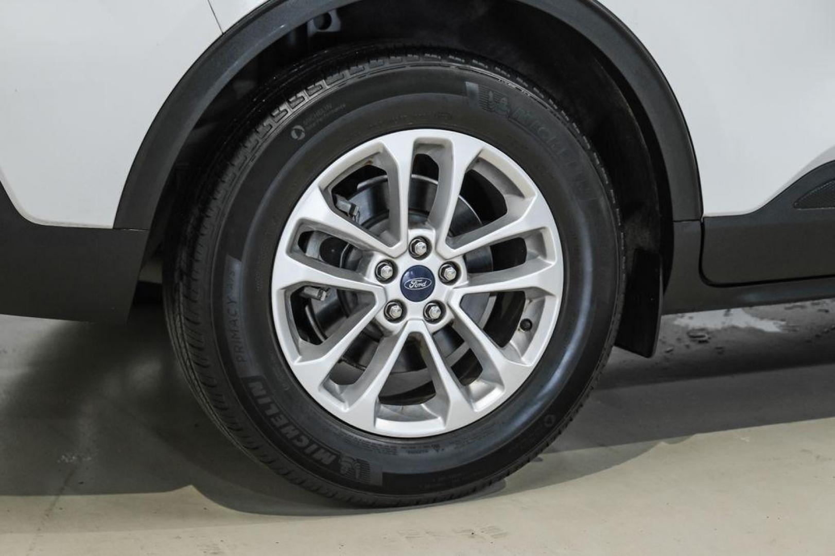 2021 Oxford White /Gray Ford Escape SE (1FMCU0G68MU) with an 1.5L EcoBoost engine, Automatic transmission, located at 15300 Midway Rd., Addison, TX, 75001, (972) 702-0011, 32.958321, -96.838074 - Photo#56