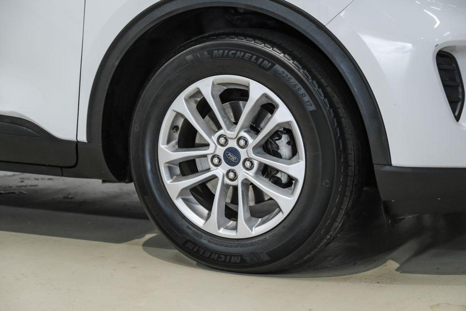 2021 Oxford White /Gray Ford Escape SE (1FMCU0G68MU) with an 1.5L EcoBoost engine, Automatic transmission, located at 15300 Midway Rd., Addison, TX, 75001, (972) 702-0011, 32.958321, -96.838074 - Photo#57