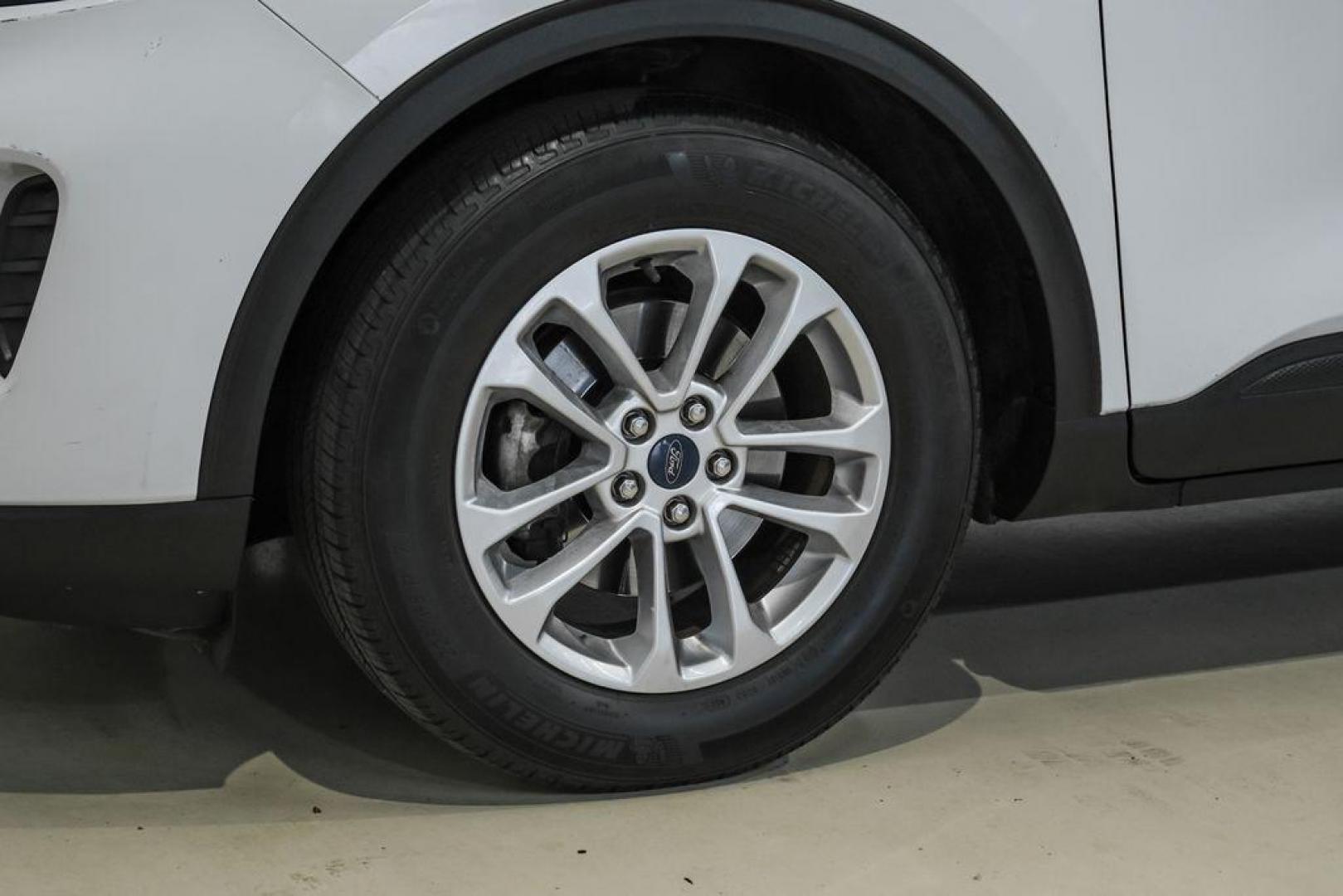 2021 Oxford White /Gray Ford Escape SE (1FMCU0G68MU) with an 1.5L EcoBoost engine, Automatic transmission, located at 15300 Midway Rd., Addison, TX, 75001, (972) 702-0011, 32.958321, -96.838074 - Photo#58