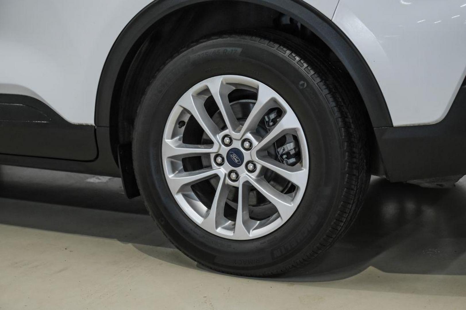 2021 Oxford White /Gray Ford Escape SE (1FMCU0G68MU) with an 1.5L EcoBoost engine, Automatic transmission, located at 15300 Midway Rd., Addison, TX, 75001, (972) 702-0011, 32.958321, -96.838074 - Photo#59