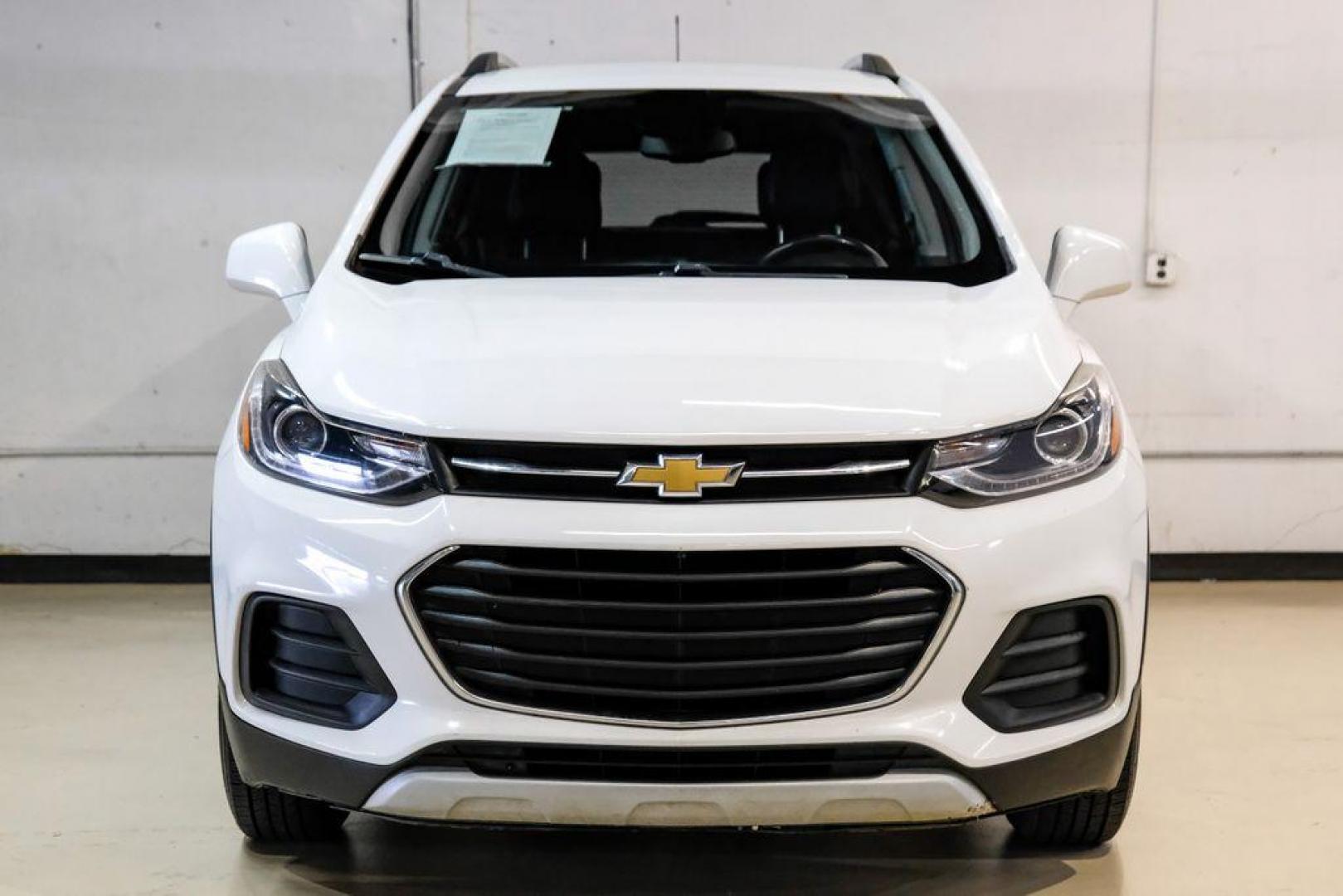 2020 Summit White /Jet Black Chevrolet Trax LT (KL7CJLSB6LB) with an ECOTEC 1.4L I4 SMPI DOHC Turbocharged VVT engine, Automatic transmission, located at 15300 Midway Rd., Addison, TX, 75001, (972) 702-0011, 32.958321, -96.838074 - Photo#4