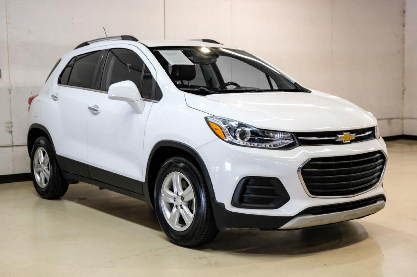 2020 Summit White /Jet Black Chevrolet Trax LT (KL7CJLSB6LB) with an ECOTEC 1.4L I4 SMPI DOHC Turbocharged VVT engine, Automatic transmission, located at 15300 Midway Rd., Addison, TX, 75001, (972) 702-0011, 32.958321, -96.838074 - Photo#5