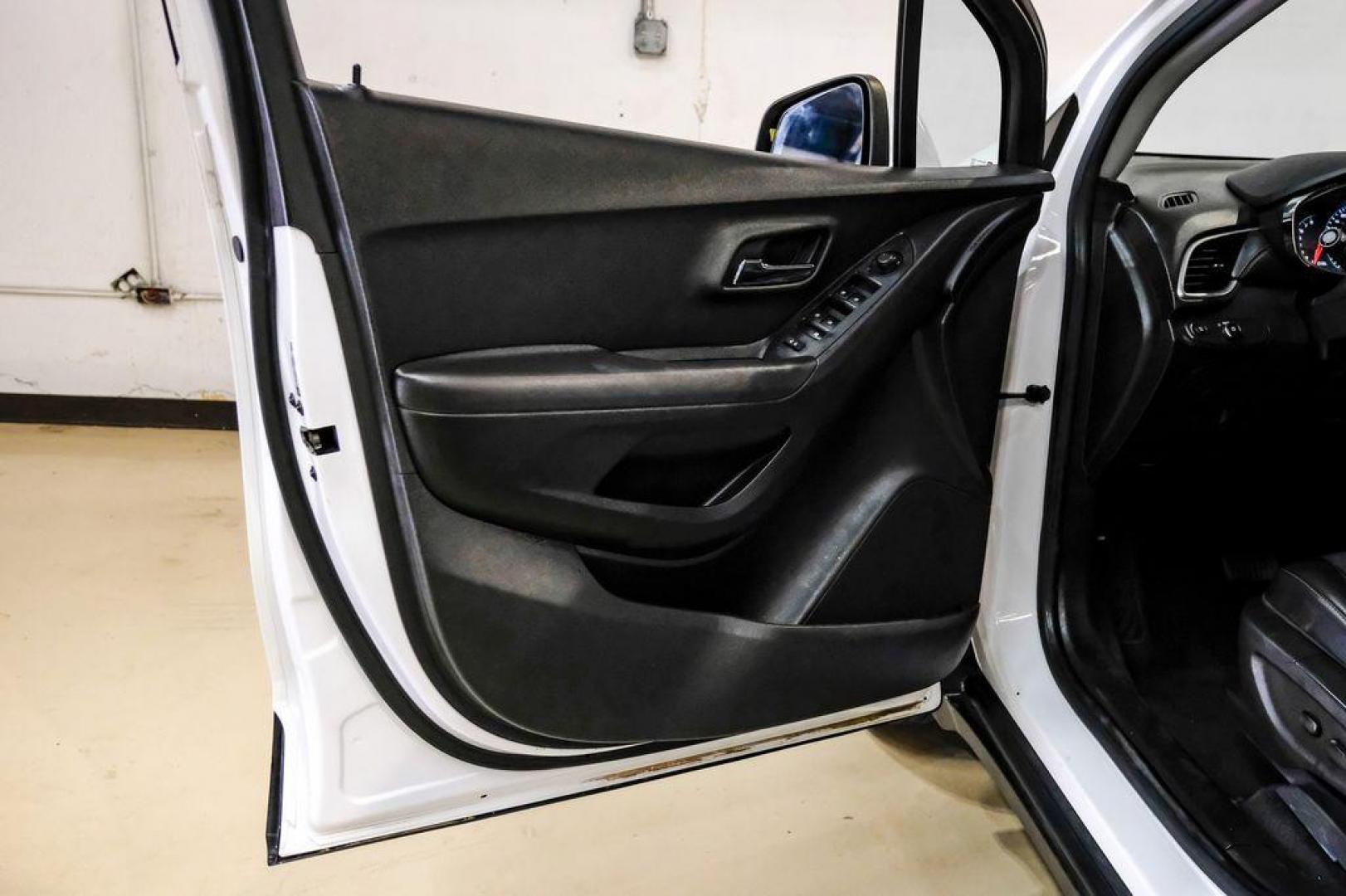 2020 Summit White /Jet Black Chevrolet Trax LT (KL7CJLSB6LB) with an ECOTEC 1.4L I4 SMPI DOHC Turbocharged VVT engine, Automatic transmission, located at 15300 Midway Rd., Addison, TX, 75001, (972) 702-0011, 32.958321, -96.838074 - Photo#39