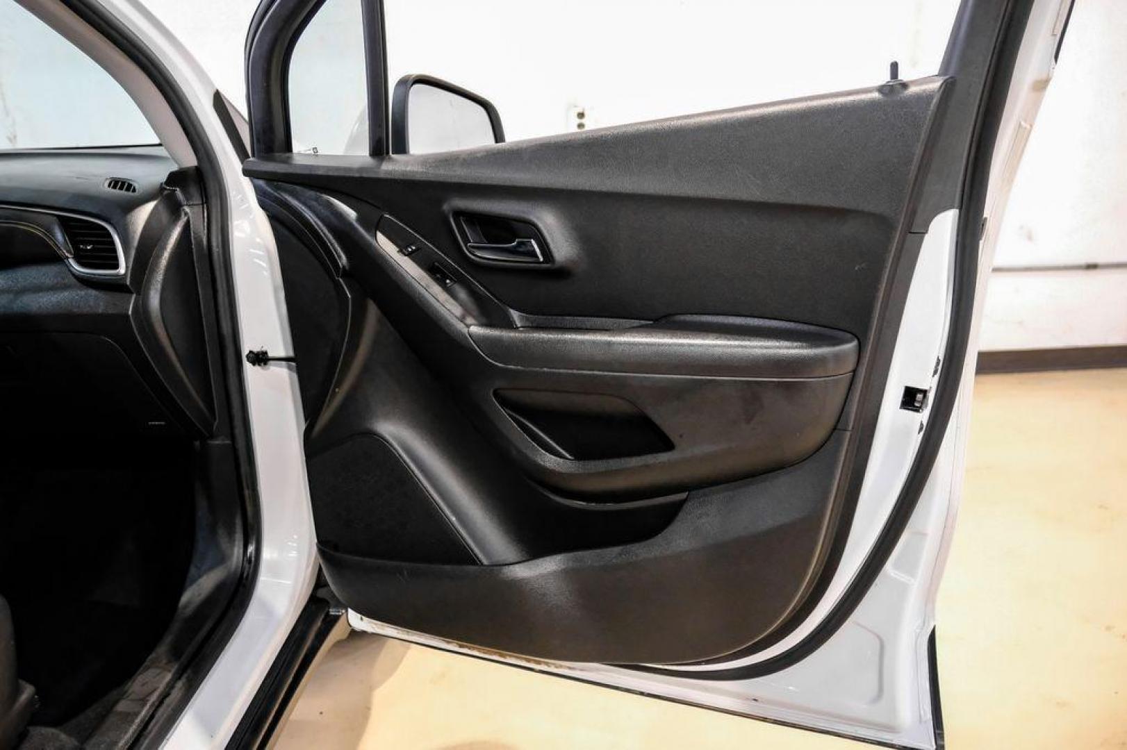 2020 Summit White /Jet Black Chevrolet Trax LT (KL7CJLSB6LB) with an ECOTEC 1.4L I4 SMPI DOHC Turbocharged VVT engine, Automatic transmission, located at 15300 Midway Rd., Addison, TX, 75001, (972) 702-0011, 32.958321, -96.838074 - Photo#41