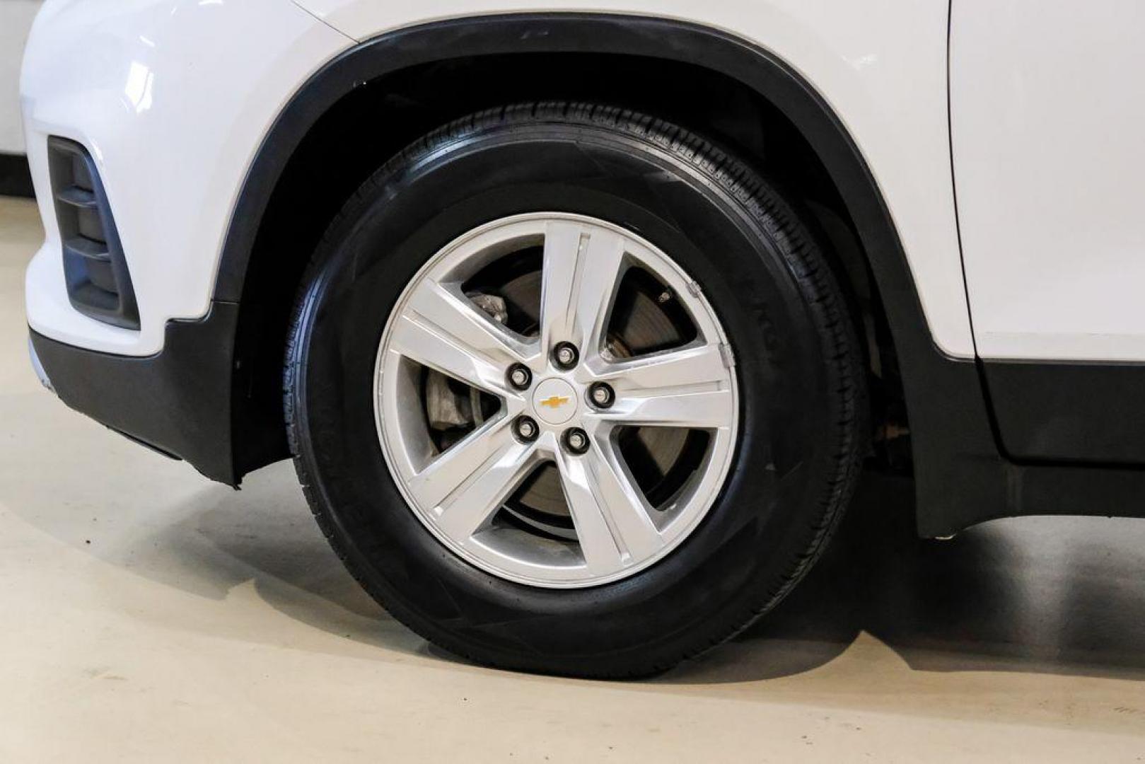 2020 Summit White /Jet Black Chevrolet Trax LT (KL7CJLSB6LB) with an ECOTEC 1.4L I4 SMPI DOHC Turbocharged VVT engine, Automatic transmission, located at 15300 Midway Rd., Addison, TX, 75001, (972) 702-0011, 32.958321, -96.838074 - Photo#52