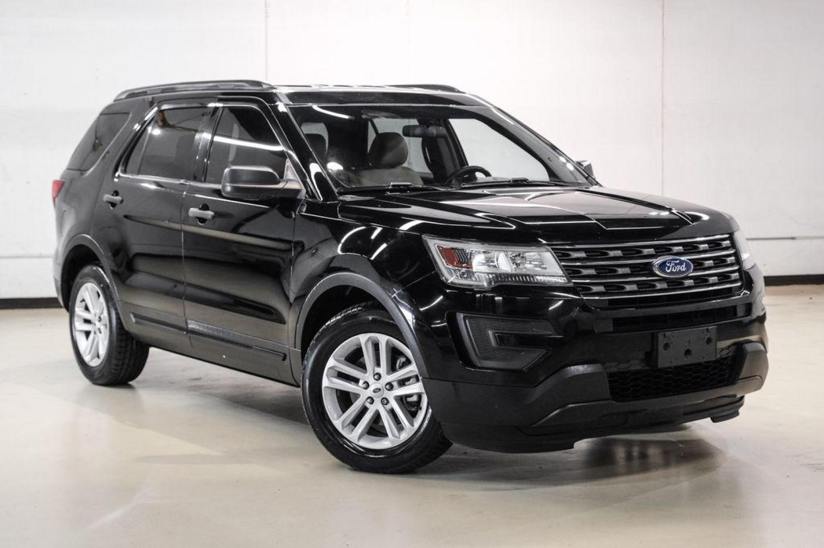 2017 Shadow Black /Medium Light Camel Ford Explorer Base (1FM5K7B81HG) with an 3.5L 6-Cylinder SMPI DOHC engine, Automatic transmission, located at 15300 Midway Rd., Addison, TX, 75001, (972) 702-0011, 32.958321, -96.838074 - Photo#3