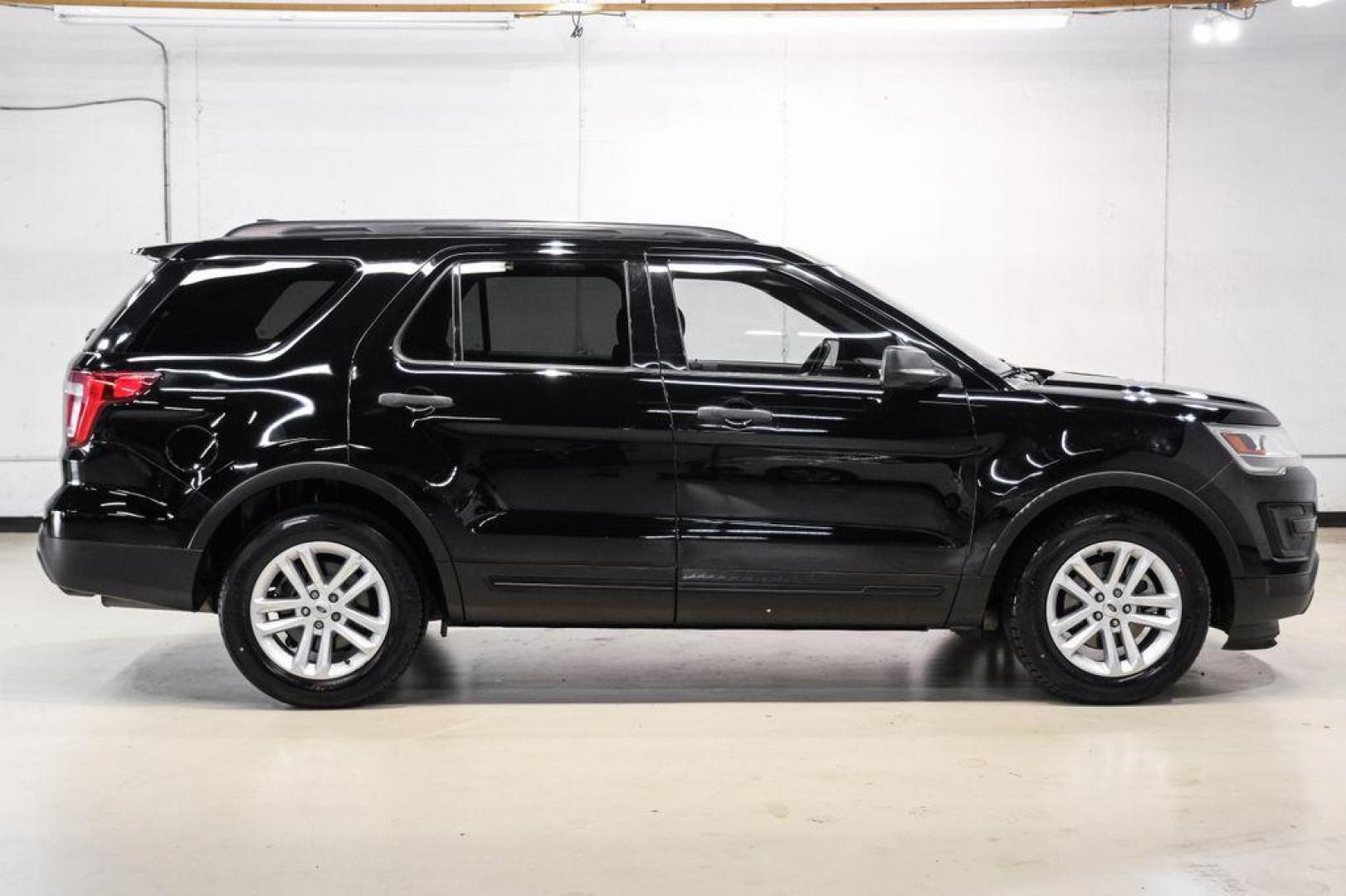 2017 Shadow Black /Medium Light Camel Ford Explorer Base (1FM5K7B81HG) with an 3.5L 6-Cylinder SMPI DOHC engine, Automatic transmission, located at 15300 Midway Rd., Addison, TX, 75001, (972) 702-0011, 32.958321, -96.838074 - Photo#4