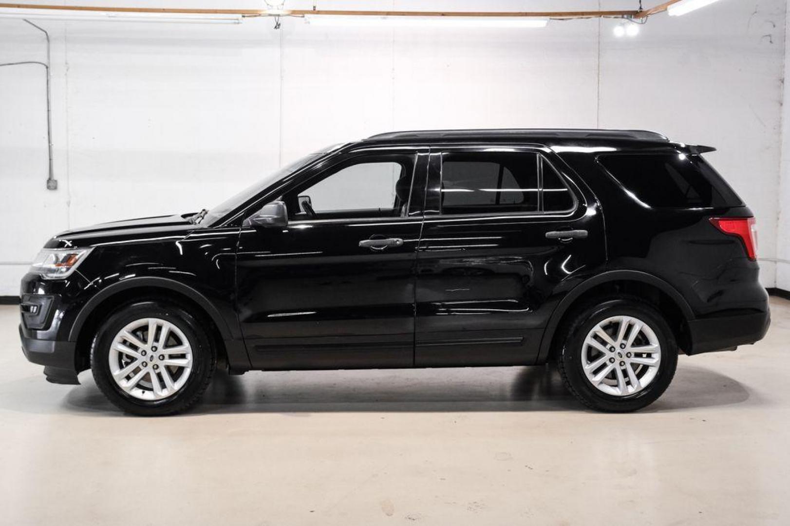 2017 Shadow Black /Medium Light Camel Ford Explorer Base (1FM5K7B81HG) with an 3.5L 6-Cylinder SMPI DOHC engine, Automatic transmission, located at 15300 Midway Rd., Addison, TX, 75001, (972) 702-0011, 32.958321, -96.838074 - Photo#8