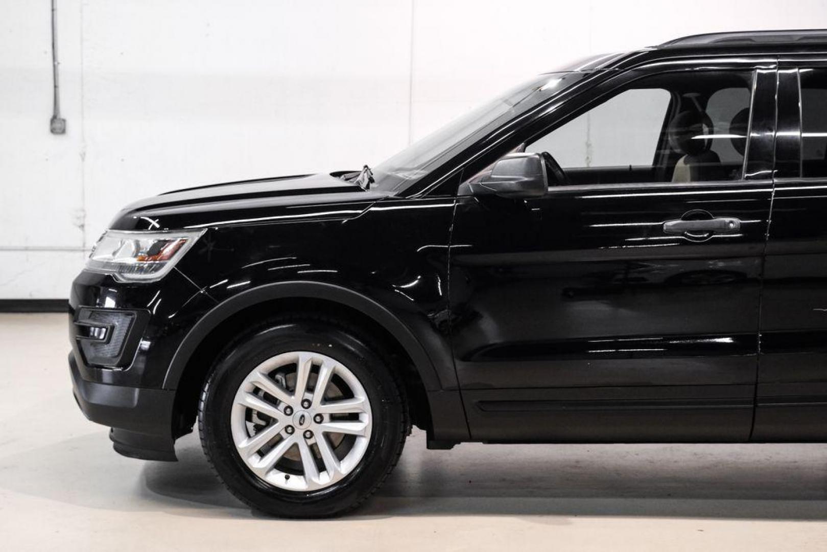 2017 Shadow Black /Medium Light Camel Ford Explorer Base (1FM5K7B81HG) with an 3.5L 6-Cylinder SMPI DOHC engine, Automatic transmission, located at 15300 Midway Rd., Addison, TX, 75001, (972) 702-0011, 32.958321, -96.838074 - Photo#9
