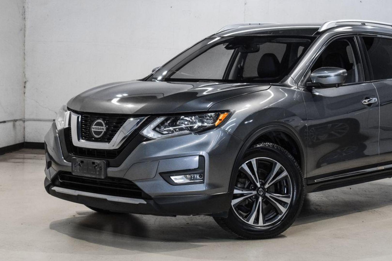 2018 Gun Metallic /Charcoal Nissan Rogue SL (JN8AT2MV9JW) with an 2.5L I4 DOHC 16V engine, CVT transmission, located at 15300 Midway Rd., Addison, TX, 75001, (972) 702-0011, 32.958321, -96.838074 - Photo#4