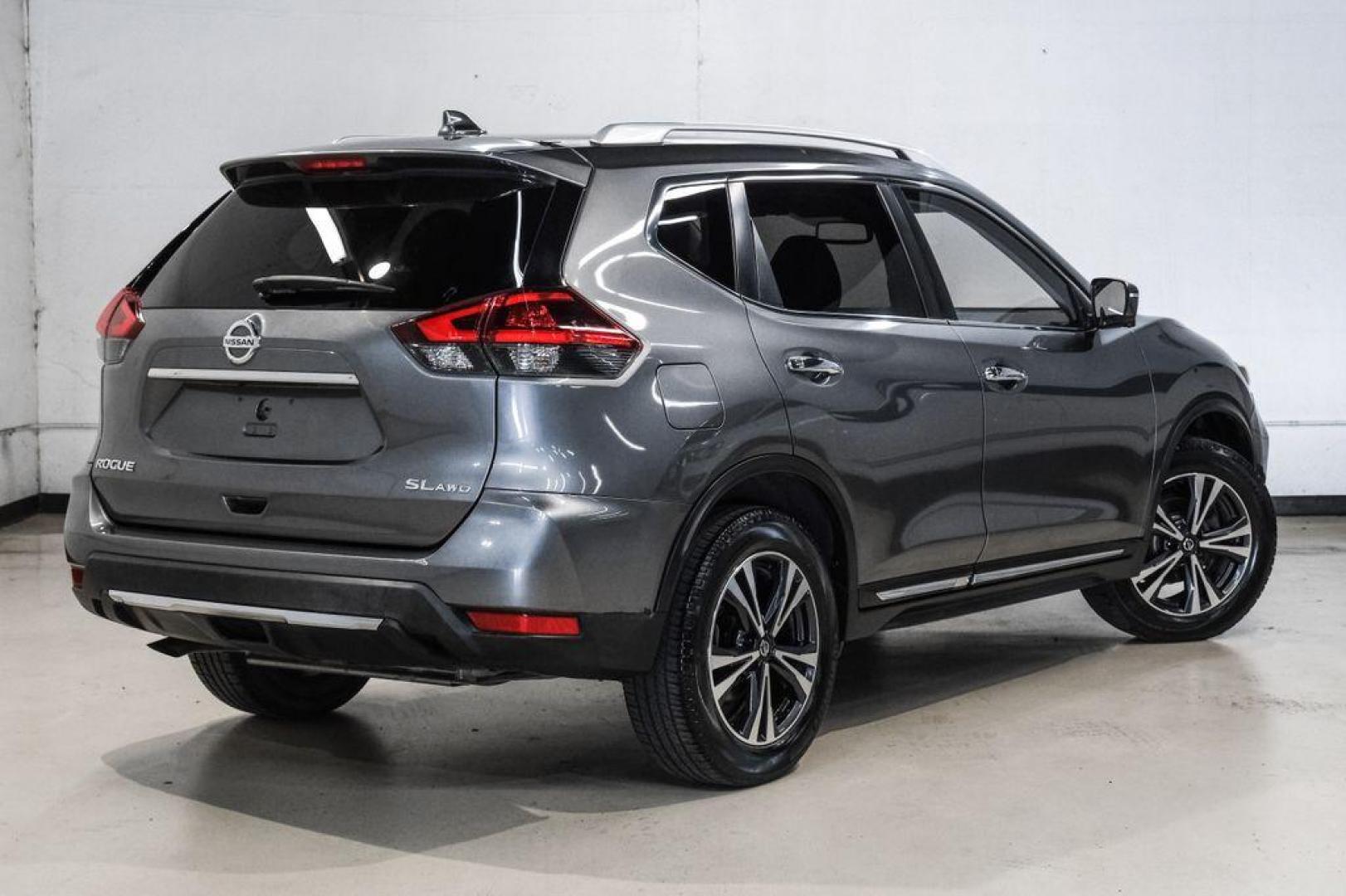 2018 Gun Metallic /Charcoal Nissan Rogue SL (JN8AT2MV9JW) with an 2.5L I4 DOHC 16V engine, CVT transmission, located at 15300 Midway Rd., Addison, TX, 75001, (972) 702-0011, 32.958321, -96.838074 - Photo#9
