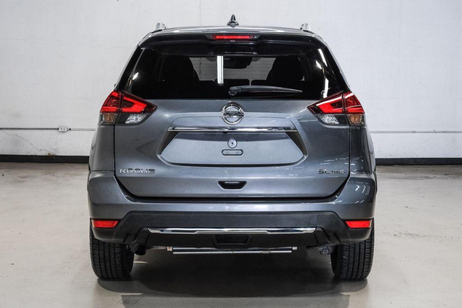 2018 Gun Metallic /Charcoal Nissan Rogue SL (JN8AT2MV9JW) with an 2.5L I4 DOHC 16V engine, CVT transmission, located at 15300 Midway Rd., Addison, TX, 75001, (972) 702-0011, 32.958321, -96.838074 - Photo#10