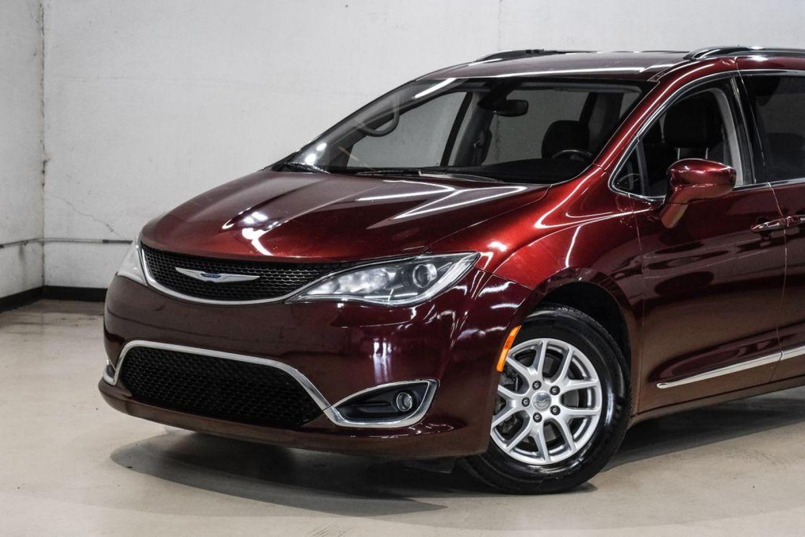 2020 Velvet /Black/Alloy Chrysler Pacifica Touring L (2C4RC1BG8LR) with an 3.6L V6 24V VVT engine, Automatic transmission, located at 15300 Midway Rd., Addison, TX, 75001, (972) 702-0011, 32.958321, -96.838074 - Photo#4
