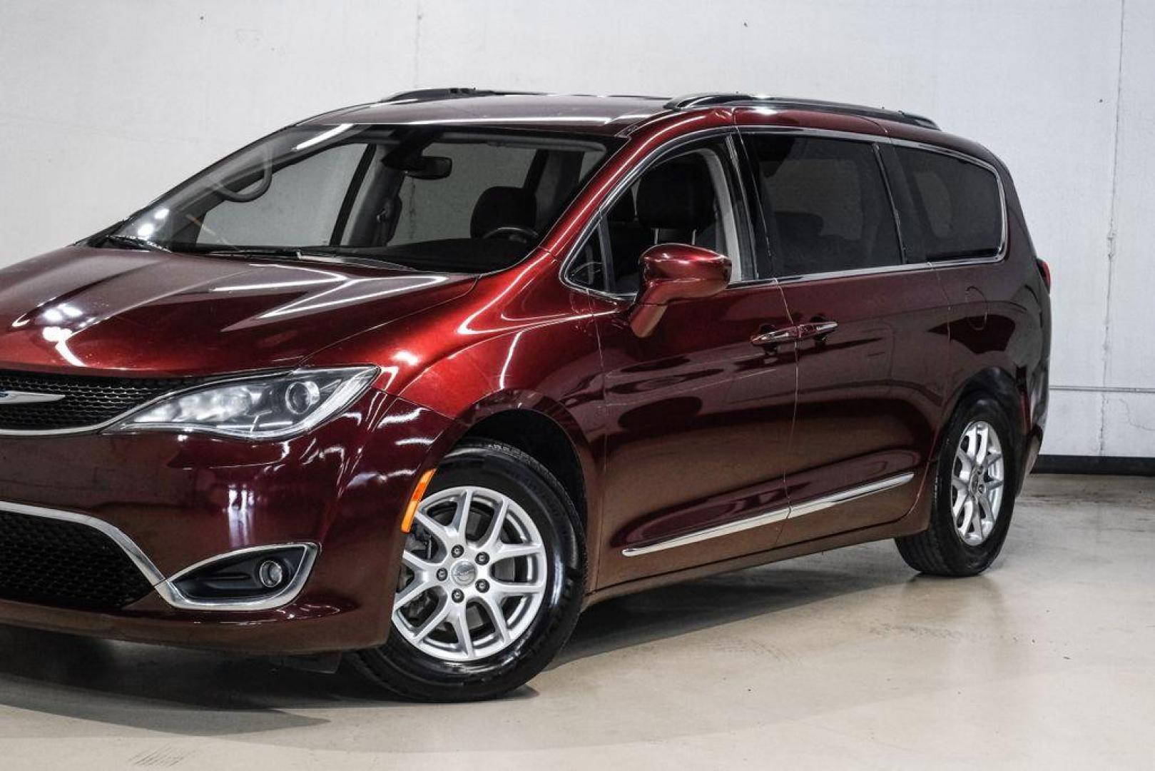 2020 Velvet /Black/Alloy Chrysler Pacifica Touring L (2C4RC1BG8LR) with an 3.6L V6 24V VVT engine, Automatic transmission, located at 15300 Midway Rd., Addison, TX, 75001, (972) 702-0011, 32.958321, -96.838074 - Photo#5