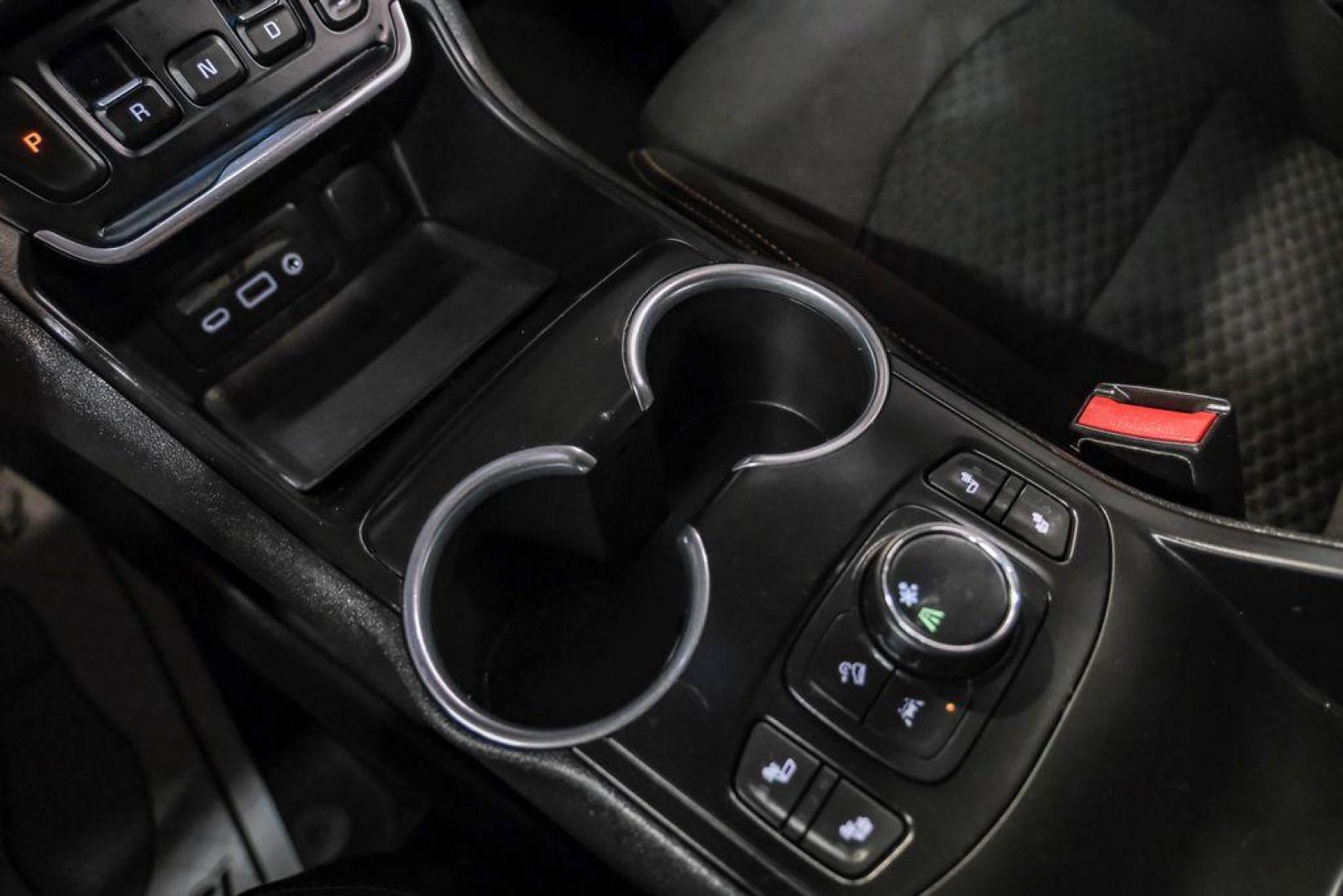 2020 Summit White /Jet Black GMC Terrain SLE (3GKALMEVXLL) with an 1.5L DOHC engine, Automatic transmission, located at 15300 Midway Rd., Addison, TX, 75001, (972) 702-0011, 32.958321, -96.838074 - Photo#24