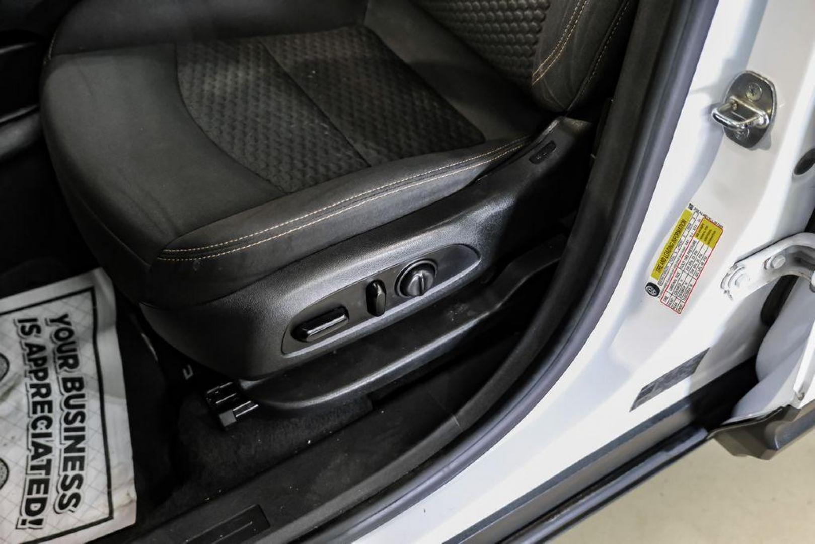 2020 Summit White /Jet Black GMC Terrain SLE (3GKALMEVXLL) with an 1.5L DOHC engine, Automatic transmission, located at 15300 Midway Rd., Addison, TX, 75001, (972) 702-0011, 32.958321, -96.838074 - Photo#33