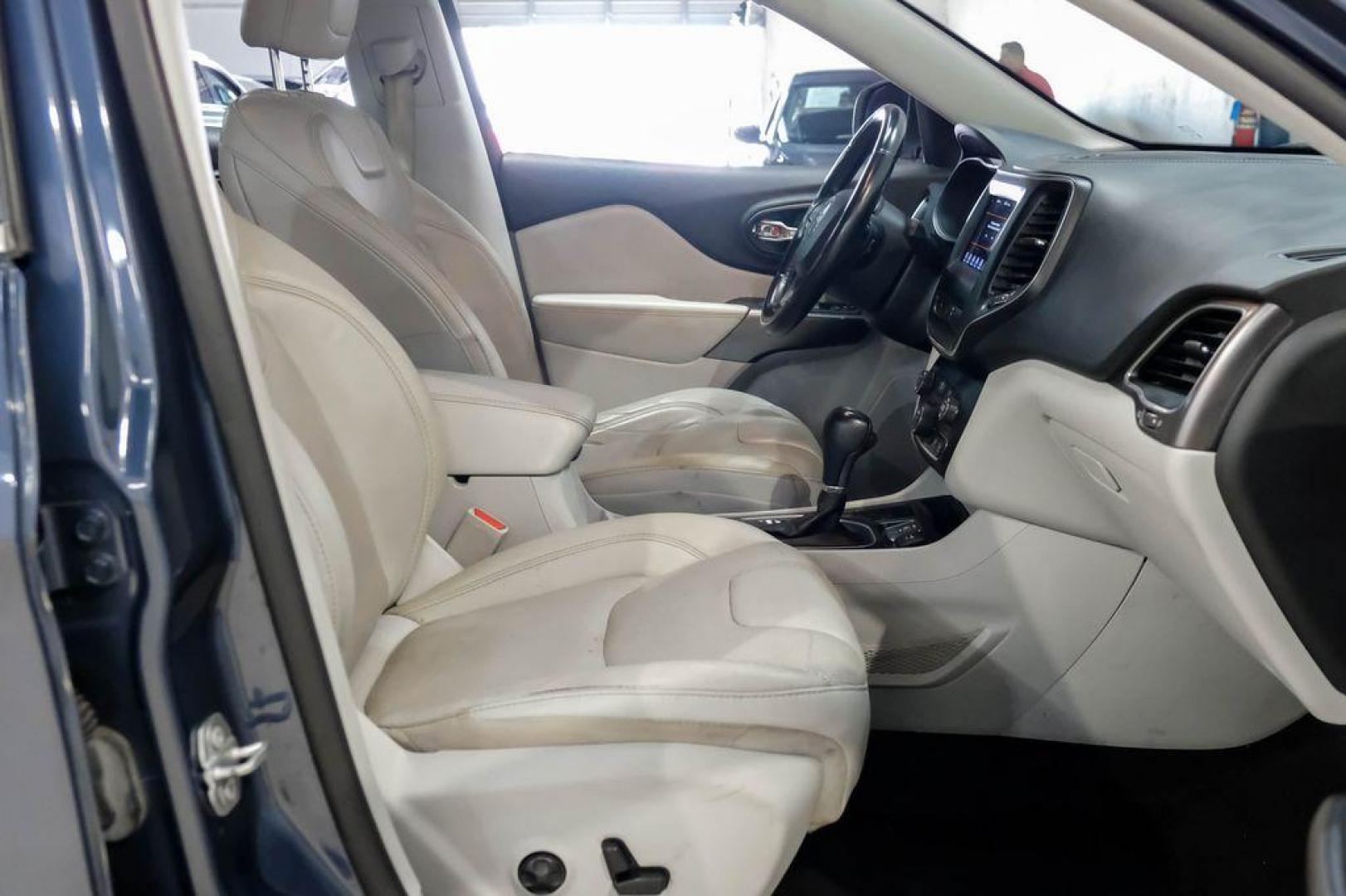 2021 Slate Blue Pearlcoat /Ski Gray/Black Jeep Cherokee Latitude Lux (1C4PJLMX8MD) with an 3.2L V6 engine, Automatic transmission, located at 15300 Midway Rd., Addison, TX, 75001, (972) 702-0011, 32.958321, -96.838074 - Photo#36