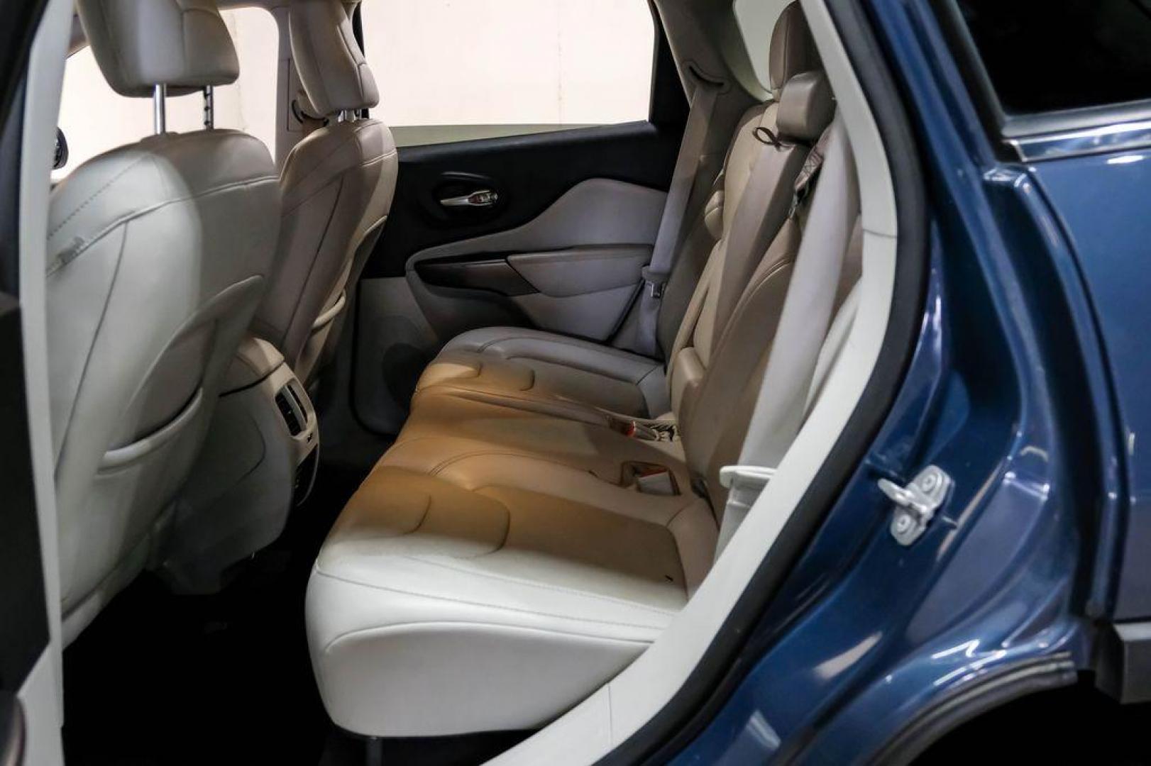 2021 Slate Blue Pearlcoat /Ski Gray/Black Jeep Cherokee Latitude Lux (1C4PJLMX8MD) with an 3.2L V6 engine, Automatic transmission, located at 15300 Midway Rd., Addison, TX, 75001, (972) 702-0011, 32.958321, -96.838074 - Photo#41