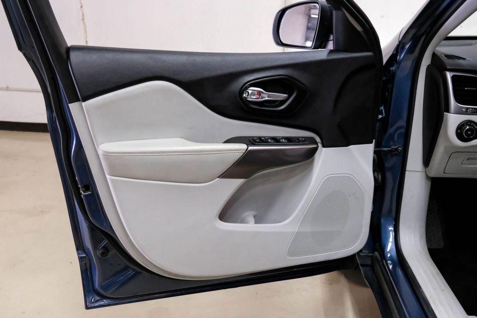 2021 Slate Blue Pearlcoat /Ski Gray/Black Jeep Cherokee Latitude Lux (1C4PJLMX8MD) with an 3.2L V6 engine, Automatic transmission, located at 15300 Midway Rd., Addison, TX, 75001, (972) 702-0011, 32.958321, -96.838074 - Photo#45