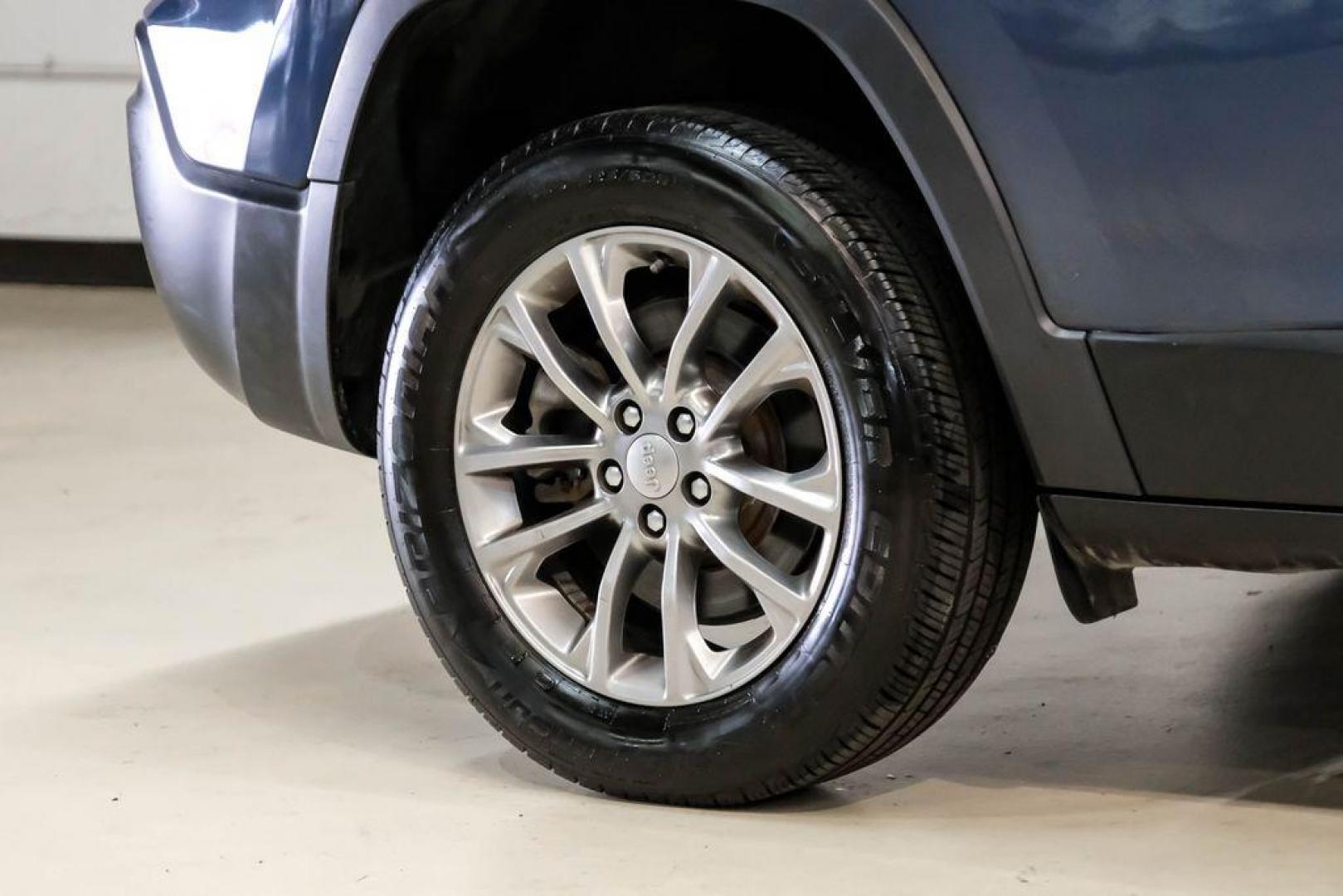 2021 Slate Blue Pearlcoat /Ski Gray/Black Jeep Cherokee Latitude Lux (1C4PJLMX8MD) with an 3.2L V6 engine, Automatic transmission, located at 15300 Midway Rd., Addison, TX, 75001, (972) 702-0011, 32.958321, -96.838074 - Photo#58