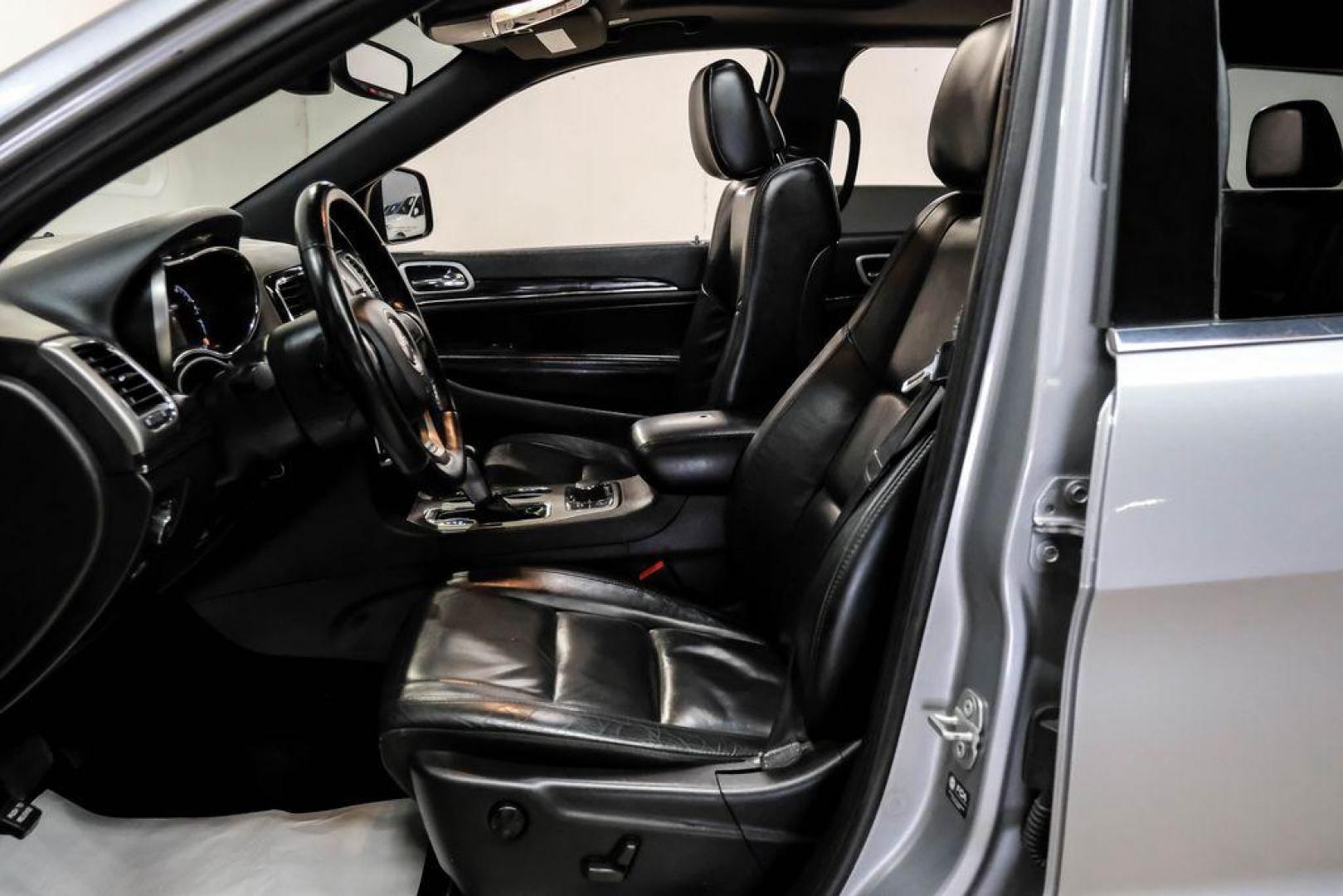 2021 Billet Silver Metallic Clearcoat /Black Jeep Grand Cherokee Limited (1C4RJFBG4MC) with an 3.6L V6 24V VVT engine, Automatic transmission, located at 15300 Midway Rd., Addison, TX, 75001, (972) 702-0011, 32.958321, -96.838074 - Photo#3