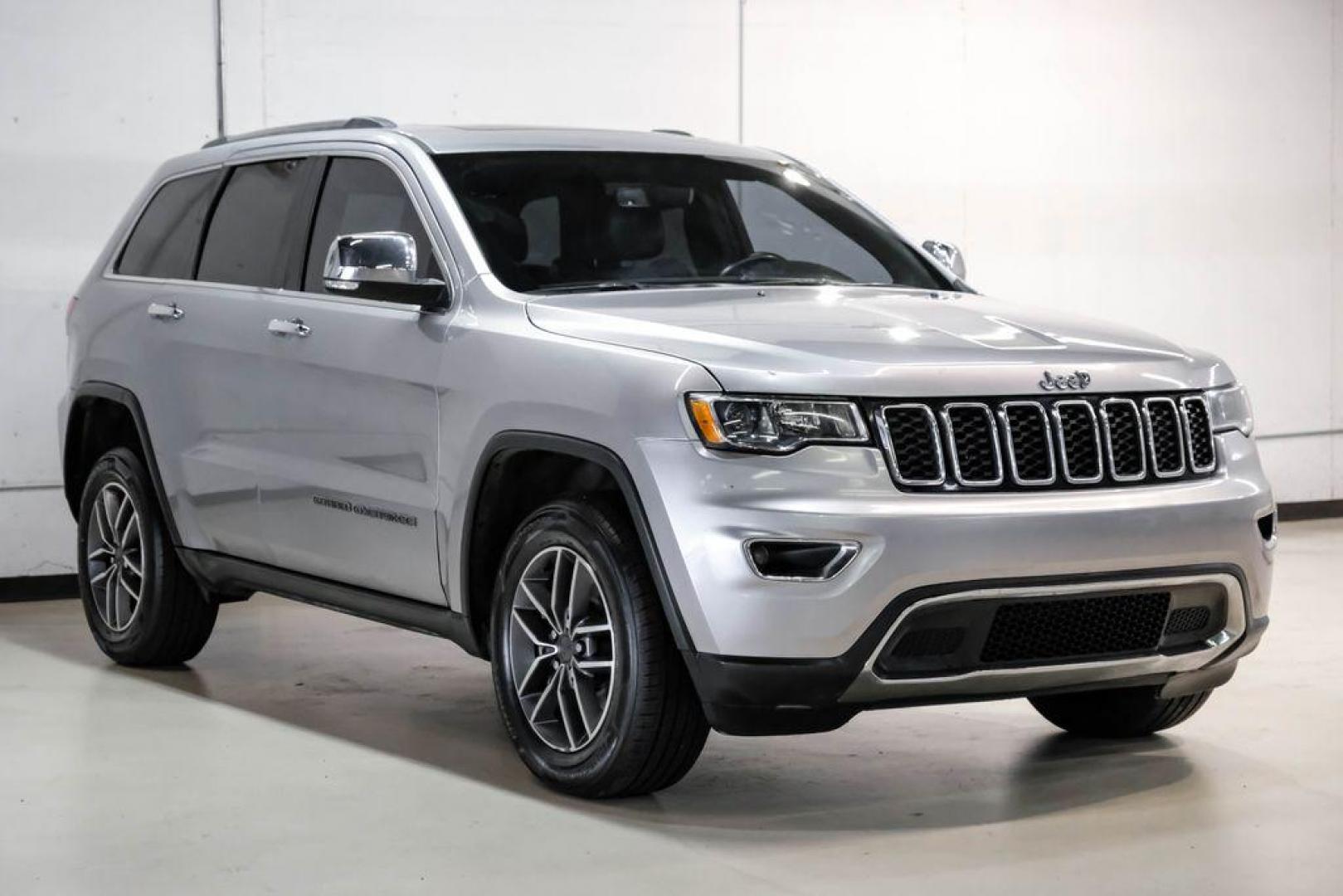 2021 Billet Silver Metallic Clearcoat /Black Jeep Grand Cherokee Limited (1C4RJFBG4MC) with an 3.6L V6 24V VVT engine, Automatic transmission, located at 15300 Midway Rd., Addison, TX, 75001, (972) 702-0011, 32.958321, -96.838074 - Photo#6