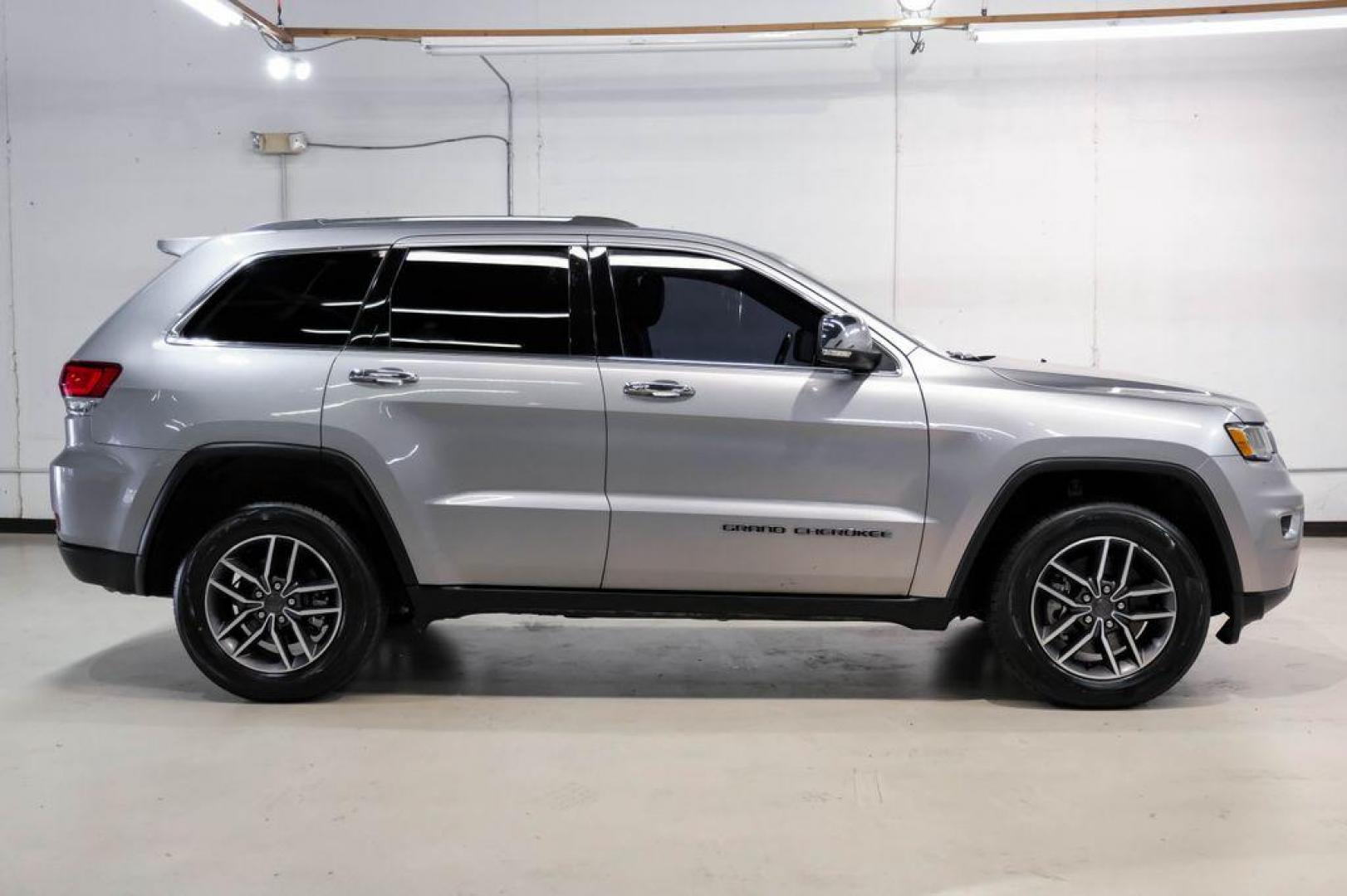 2021 Billet Silver Metallic Clearcoat /Black Jeep Grand Cherokee Limited (1C4RJFBG4MC) with an 3.6L V6 24V VVT engine, Automatic transmission, located at 15300 Midway Rd., Addison, TX, 75001, (972) 702-0011, 32.958321, -96.838074 - Photo#7