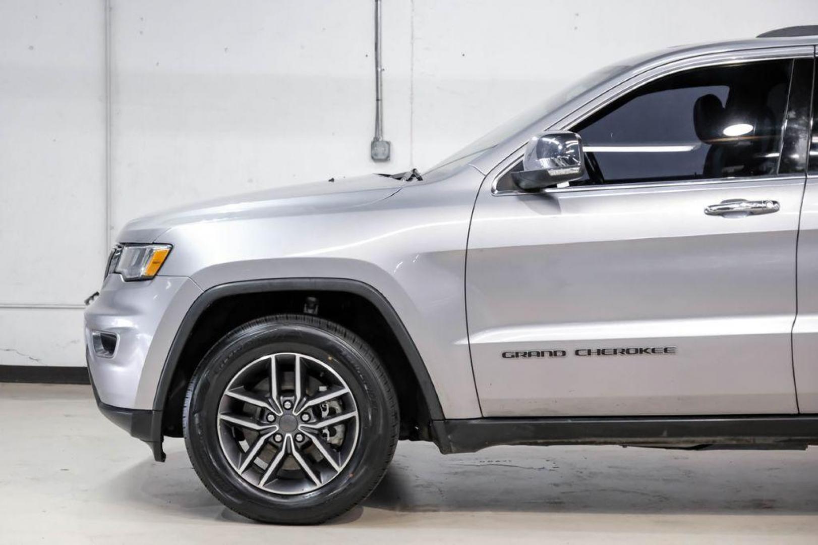 2021 Billet Silver Metallic Clearcoat /Black Jeep Grand Cherokee Limited (1C4RJFBG4MC) with an 3.6L V6 24V VVT engine, Automatic transmission, located at 15300 Midway Rd., Addison, TX, 75001, (972) 702-0011, 32.958321, -96.838074 - Photo#12