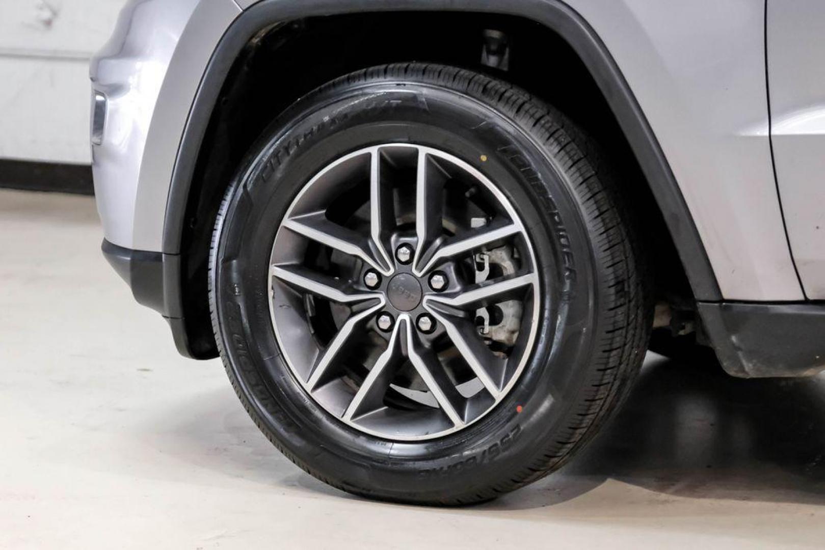 2021 Billet Silver Metallic Clearcoat /Black Jeep Grand Cherokee Limited (1C4RJFBG4MC) with an 3.6L V6 24V VVT engine, Automatic transmission, located at 15300 Midway Rd., Addison, TX, 75001, (972) 702-0011, 32.958321, -96.838074 - Photo#62