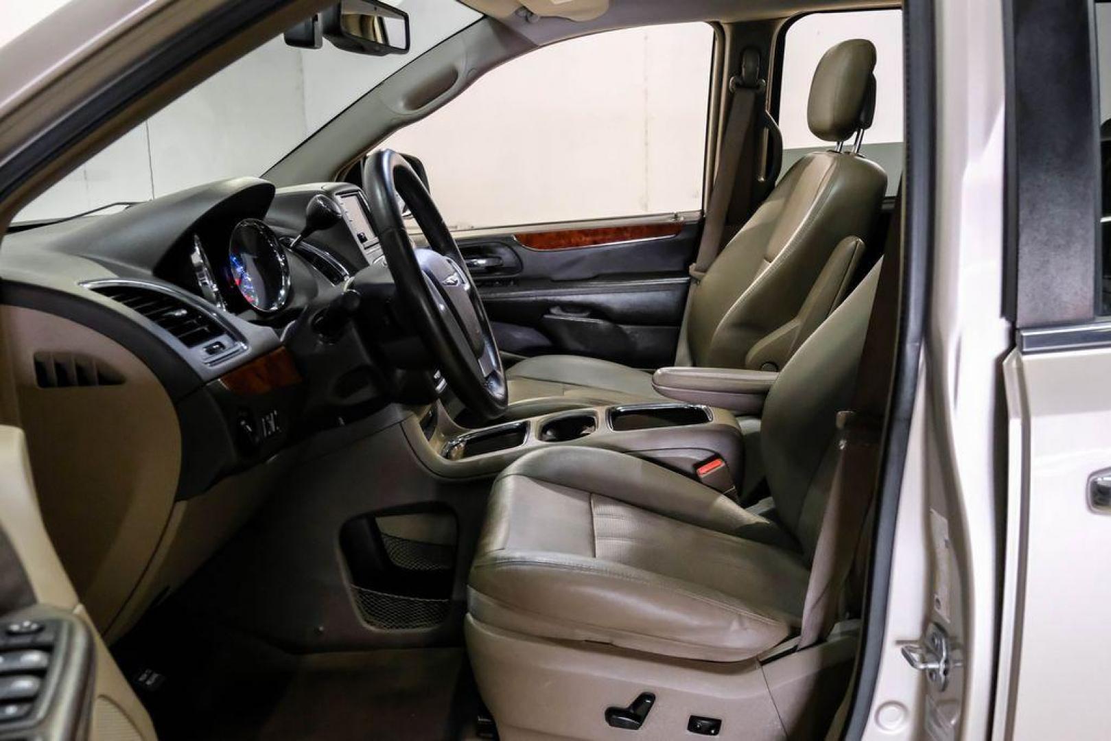 2016 Sandstone /Beige Chrysler Town and Country Touring-L (2C4RC1CG5GR) with an 3.6L V6 Flex Fuel 24V VVT engine, Automatic transmission, located at 15300 Midway Rd., Addison, TX, 75001, (972) 702-0011, 32.958321, -96.838074 - Photo#3