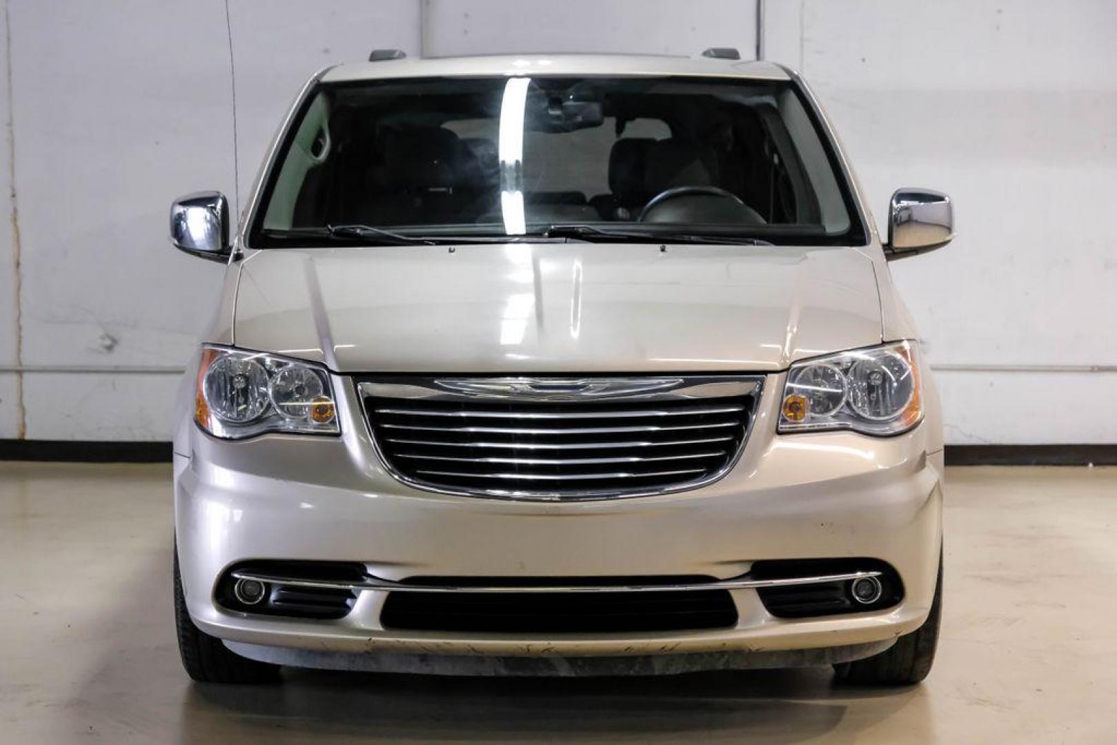 2016 Sandstone /Beige Chrysler Town and Country Touring-L (2C4RC1CG5GR) with an 3.6L V6 Flex Fuel 24V VVT engine, Automatic transmission, located at 15300 Midway Rd., Addison, TX, 75001, (972) 702-0011, 32.958321, -96.838074 - Photo#5