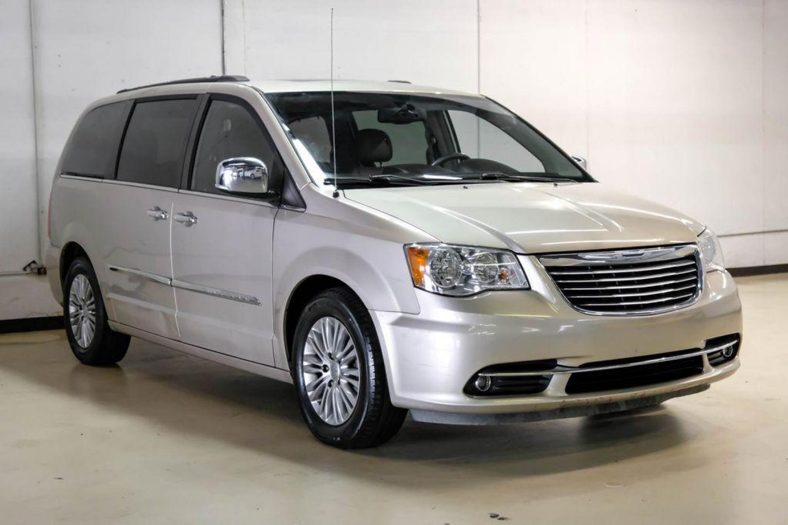 2016 Sandstone /Beige Chrysler Town and Country Touring-L (2C4RC1CG5GR) with an 3.6L V6 Flex Fuel 24V VVT engine, Automatic transmission, located at 15300 Midway Rd., Addison, TX, 75001, (972) 702-0011, 32.958321, -96.838074 - Photo#6