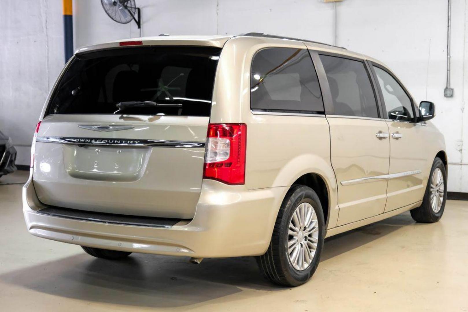 2016 Sandstone /Beige Chrysler Town and Country Touring-L (2C4RC1CG5GR) with an 3.6L V6 Flex Fuel 24V VVT engine, Automatic transmission, located at 15300 Midway Rd., Addison, TX, 75001, (972) 702-0011, 32.958321, -96.838074 - Photo#8