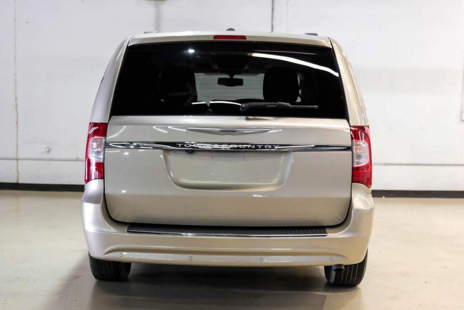 2016 Sandstone /Beige Chrysler Town and Country Touring-L (2C4RC1CG5GR) with an 3.6L V6 Flex Fuel 24V VVT engine, Automatic transmission, located at 15300 Midway Rd., Addison, TX, 75001, (972) 702-0011, 32.958321, -96.838074 - Photo#9