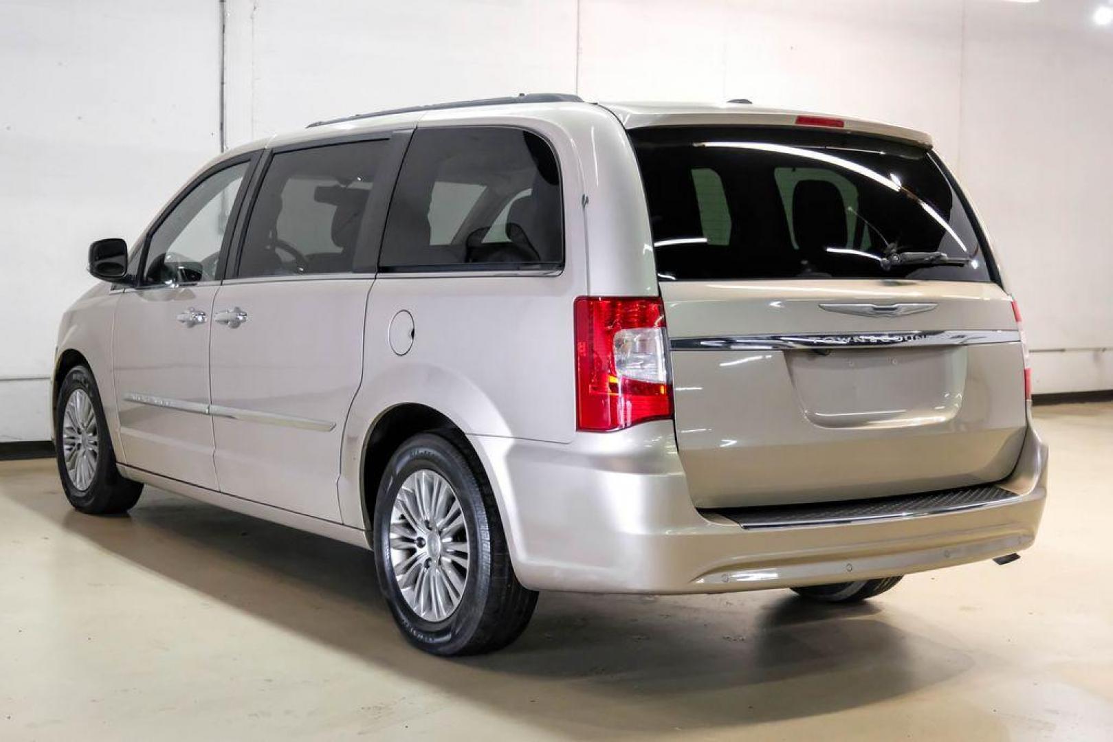 2016 Sandstone /Beige Chrysler Town and Country Touring-L (2C4RC1CG5GR) with an 3.6L V6 Flex Fuel 24V VVT engine, Automatic transmission, located at 15300 Midway Rd., Addison, TX, 75001, (972) 702-0011, 32.958321, -96.838074 - Photo#10