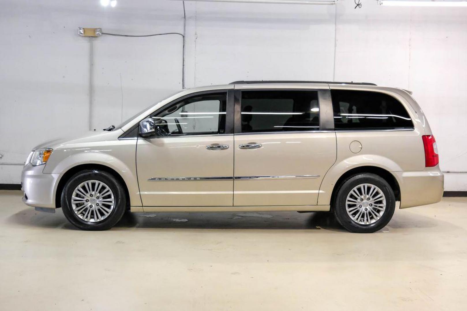 2016 Sandstone /Beige Chrysler Town and Country Touring-L (2C4RC1CG5GR) with an 3.6L V6 Flex Fuel 24V VVT engine, Automatic transmission, located at 15300 Midway Rd., Addison, TX, 75001, (972) 702-0011, 32.958321, -96.838074 - Photo#11